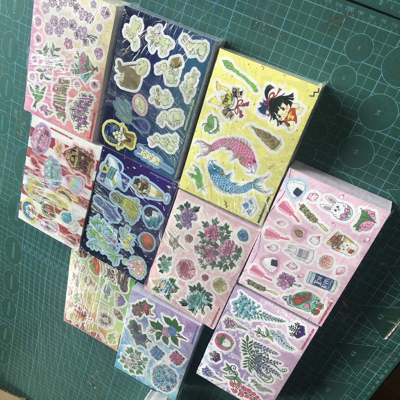 custom logoPrinting Adhesive Pvc Label Die Cut vinyl sticker uv waterproof kiss cut cartoon sticker sheets personalizados.