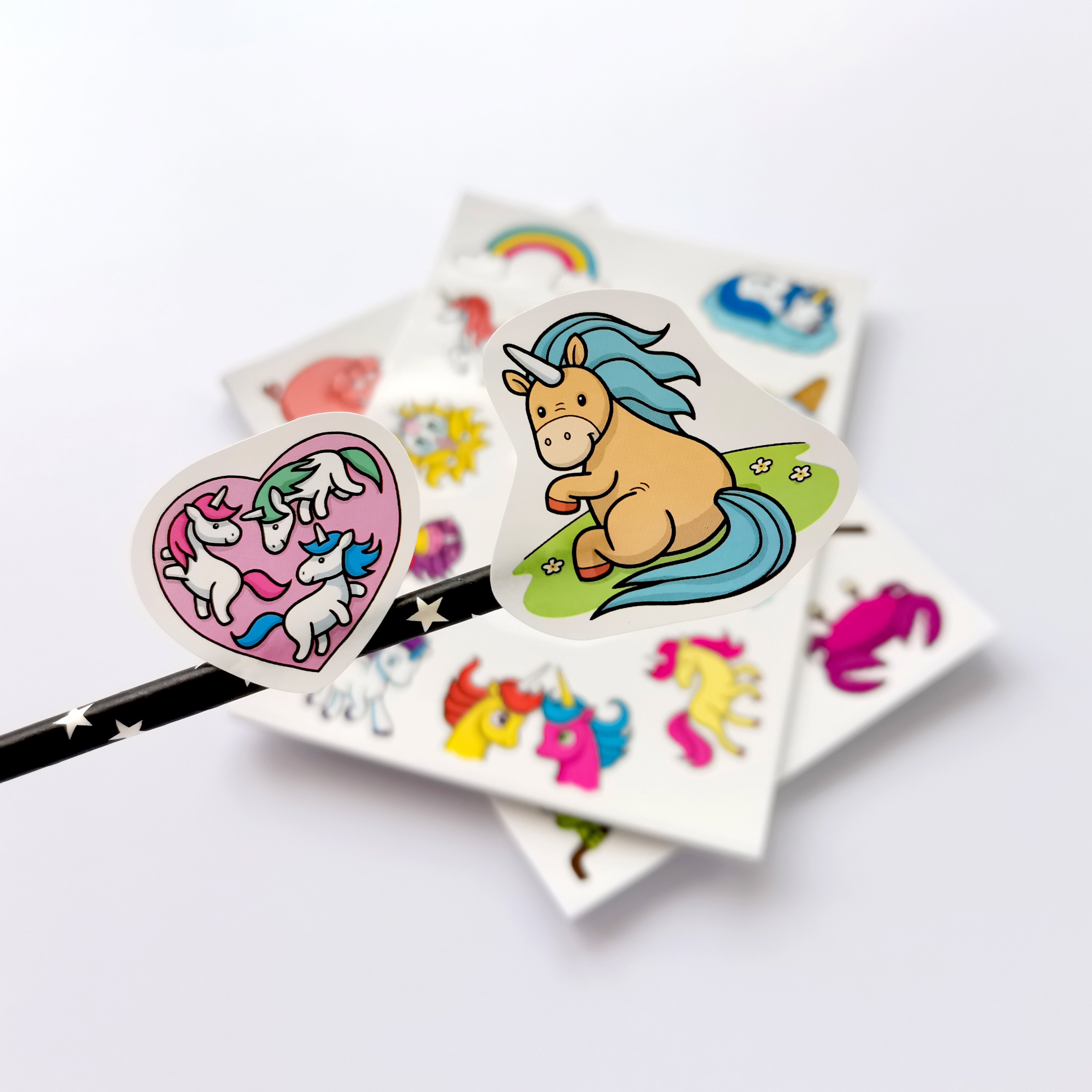 High Quality Waterproof Printing Stong Adhesive Die Cut Vinyl Label Stickers Custom Cartoon Kiss Cut Sticker Sheets