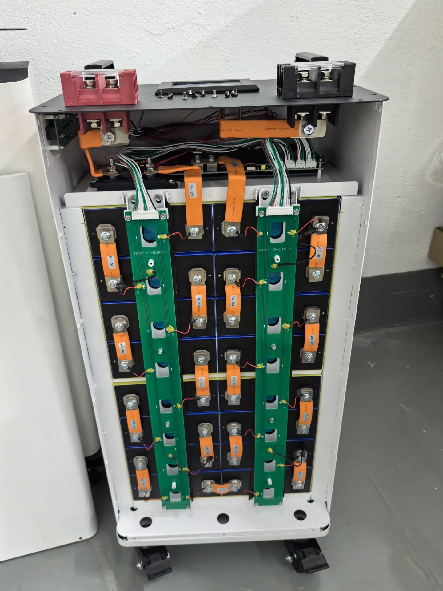 Apexium New stock Standing 16s 48V diy Kit Movable V3 Vertical 51.2V 302AH 280AH DIY Lifepo4 Battery box Case With 200a JK bms