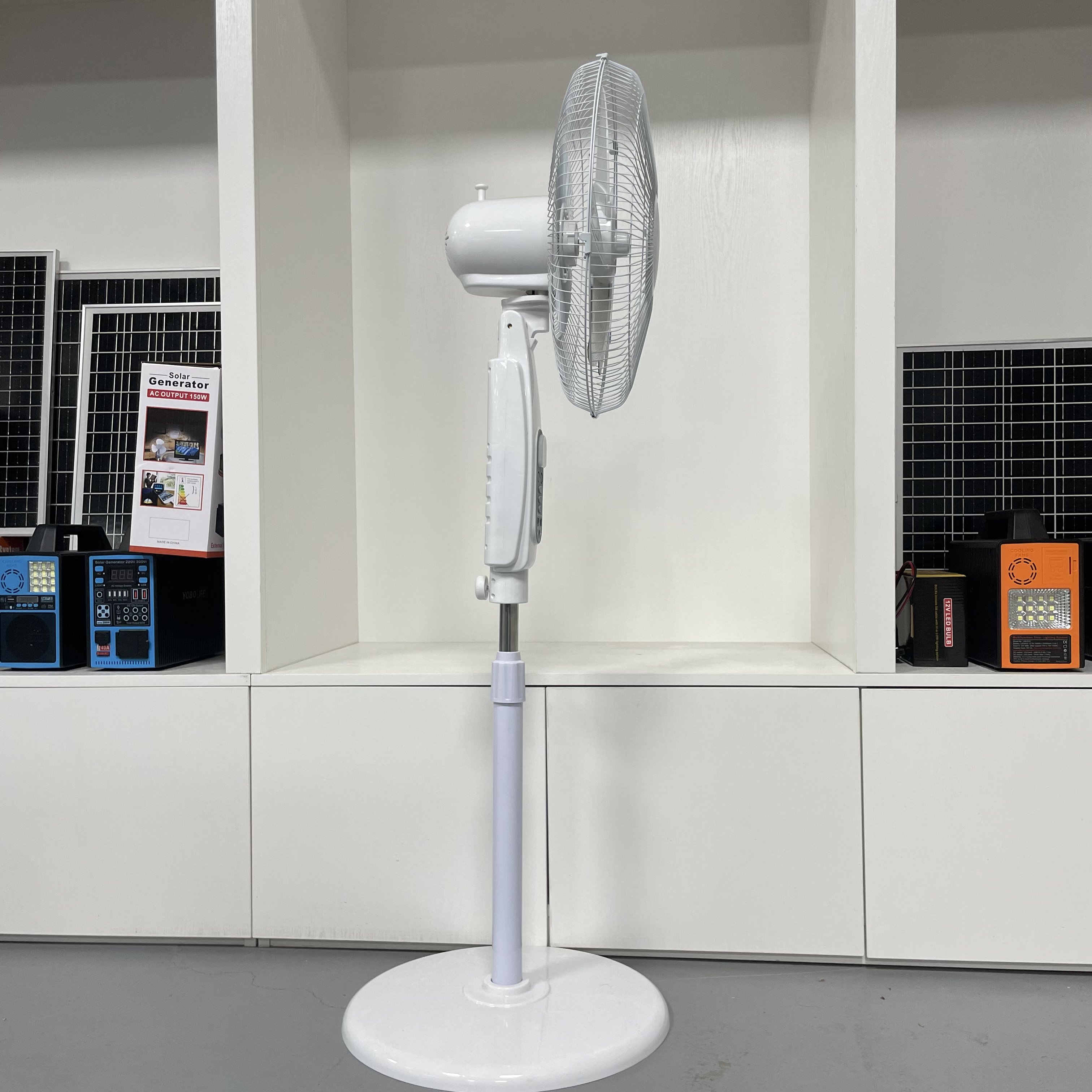 China High Quality YOBOLIFE LM-186 Solar Fan USB Charger 18 Inch Rechargeable Solar Stand Fan With Build in LiFePO4 Battery