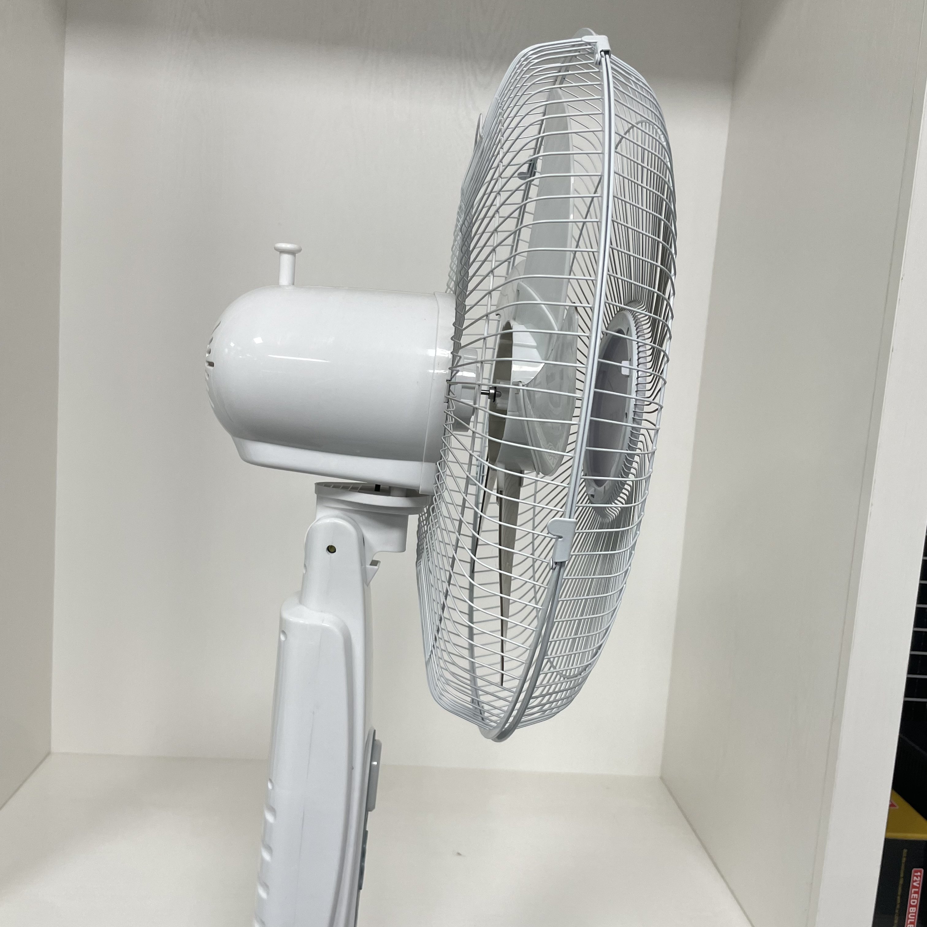 China High Quality YOBOLIFE LM-186 Solar Fan USB Charger 18 Inch Rechargeable Solar Stand Fan With Build in LiFePO4 Battery
