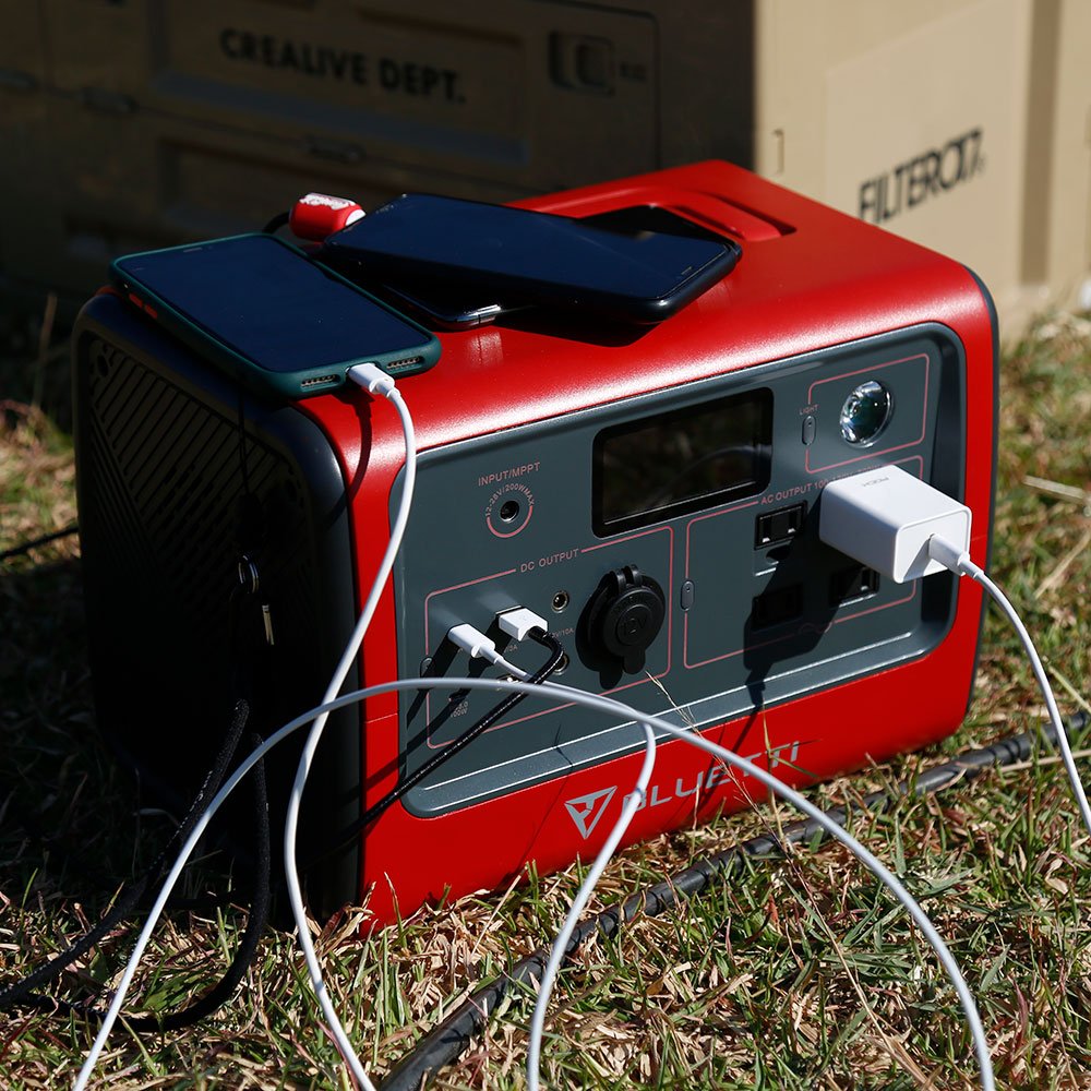 Wholesale 700wh Lithium Battery 110v 220v Solar Charger Mobile Power Bank for Camping Travel