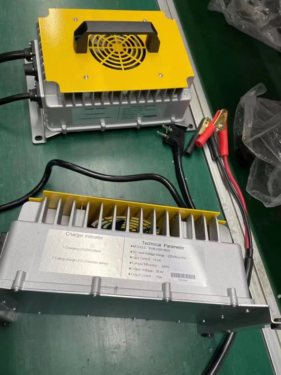 18V 72 Volt 20 Amps 20S 74V 21S 77.7V Li-ion Battery 72V 84V 88.2V 20A 30A Waterproof On Board Rack Inverter Solar Charger