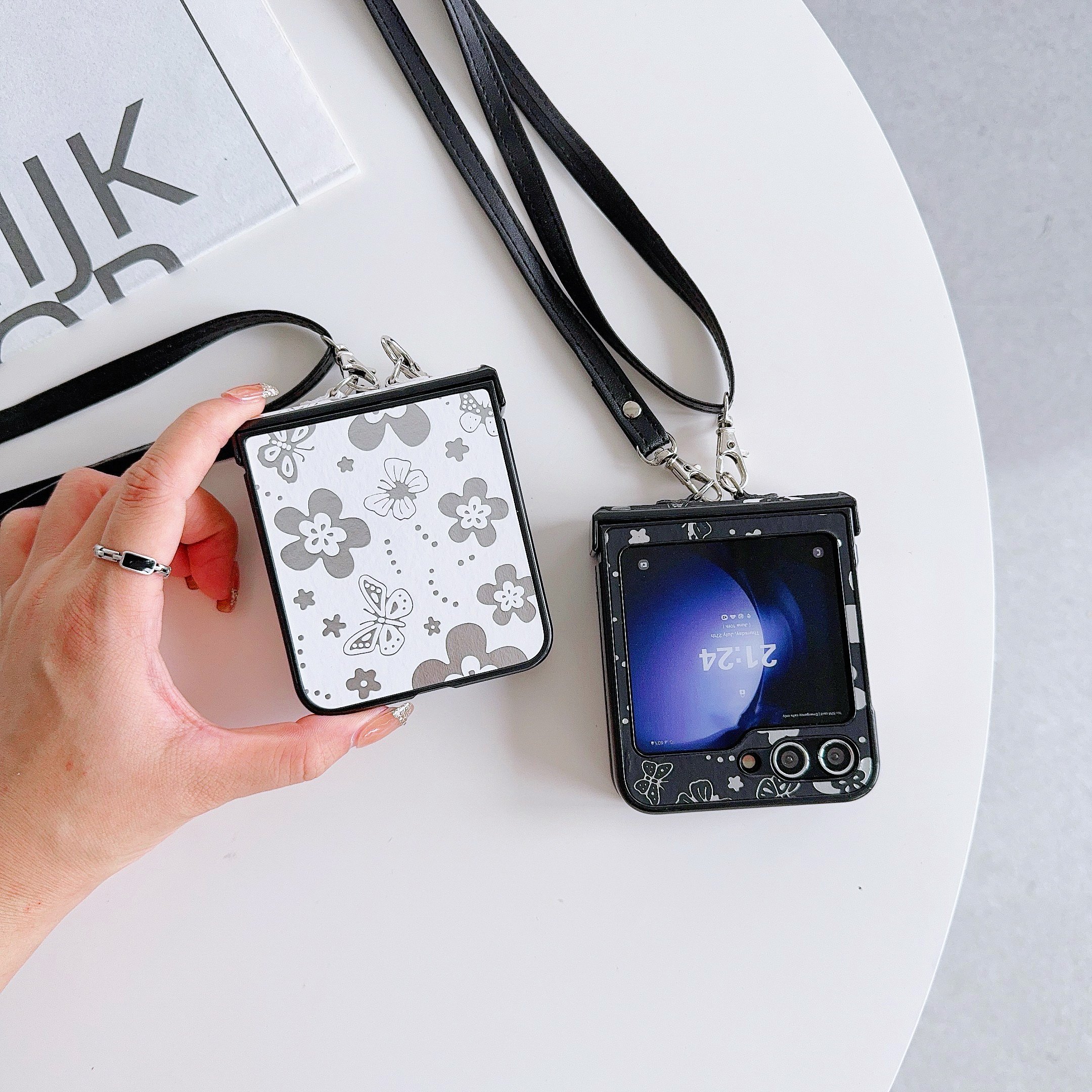 2024 Fashion Butterfly and Flower Patterns Mobile Phone Cases with Bracelet for Samsung Galaxy Z FLIP 6 5 4 3 Vivo XFlip