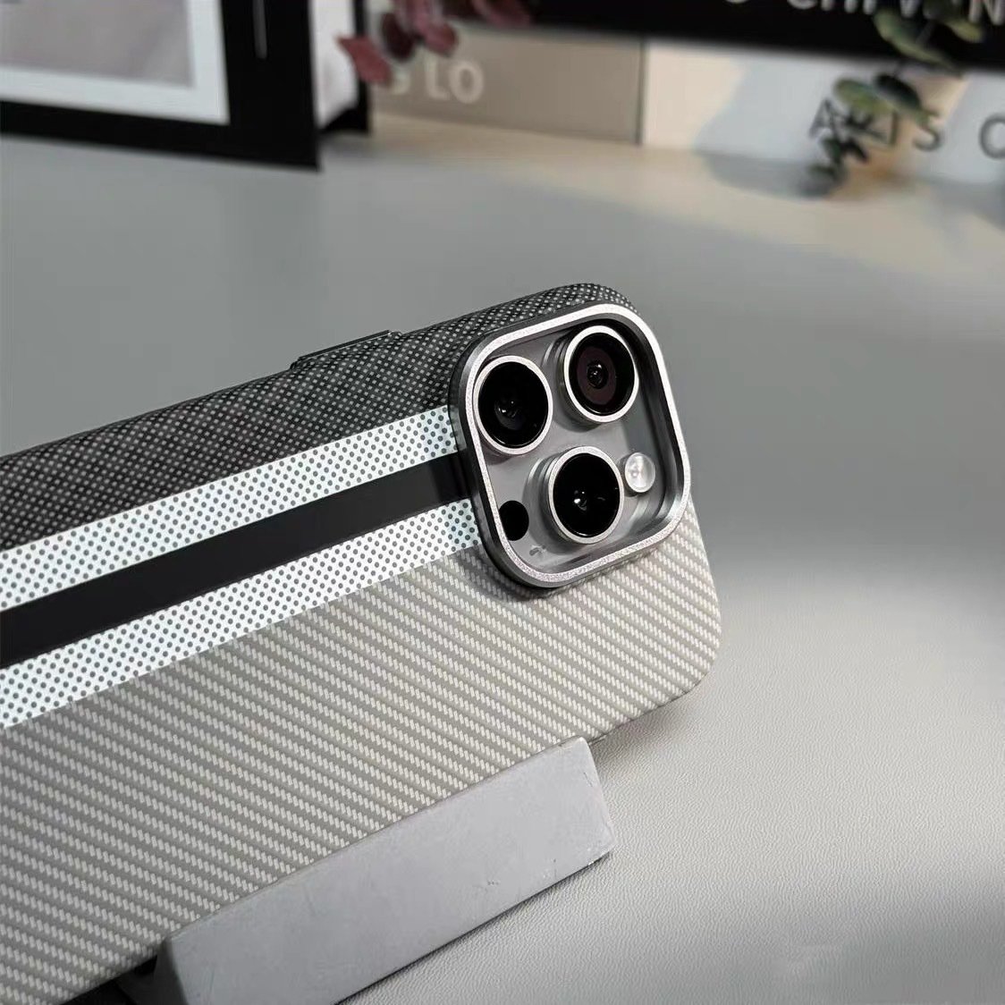 For iPhone 16 15 14 13 12 Pro Max phone cases Kevlar carbon fiber pattern magnetic hard back case Shockproof mobile cover