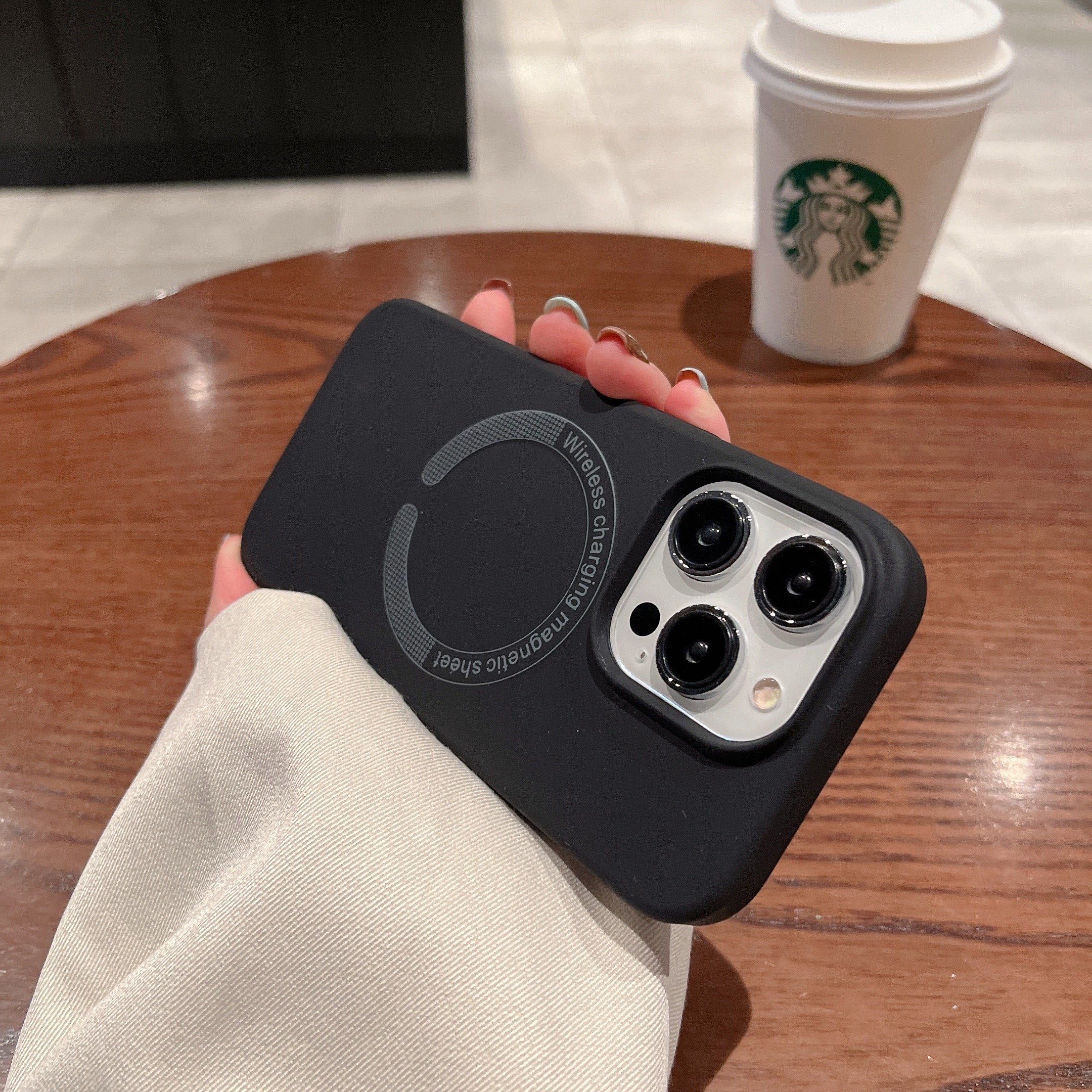 Hot Sale Wireless Charging Magnetic Cover Soft Liquid Silicone Mobile Phone Case iPhone 15 16 Pro Max Compatible iPhone 16ProMax
