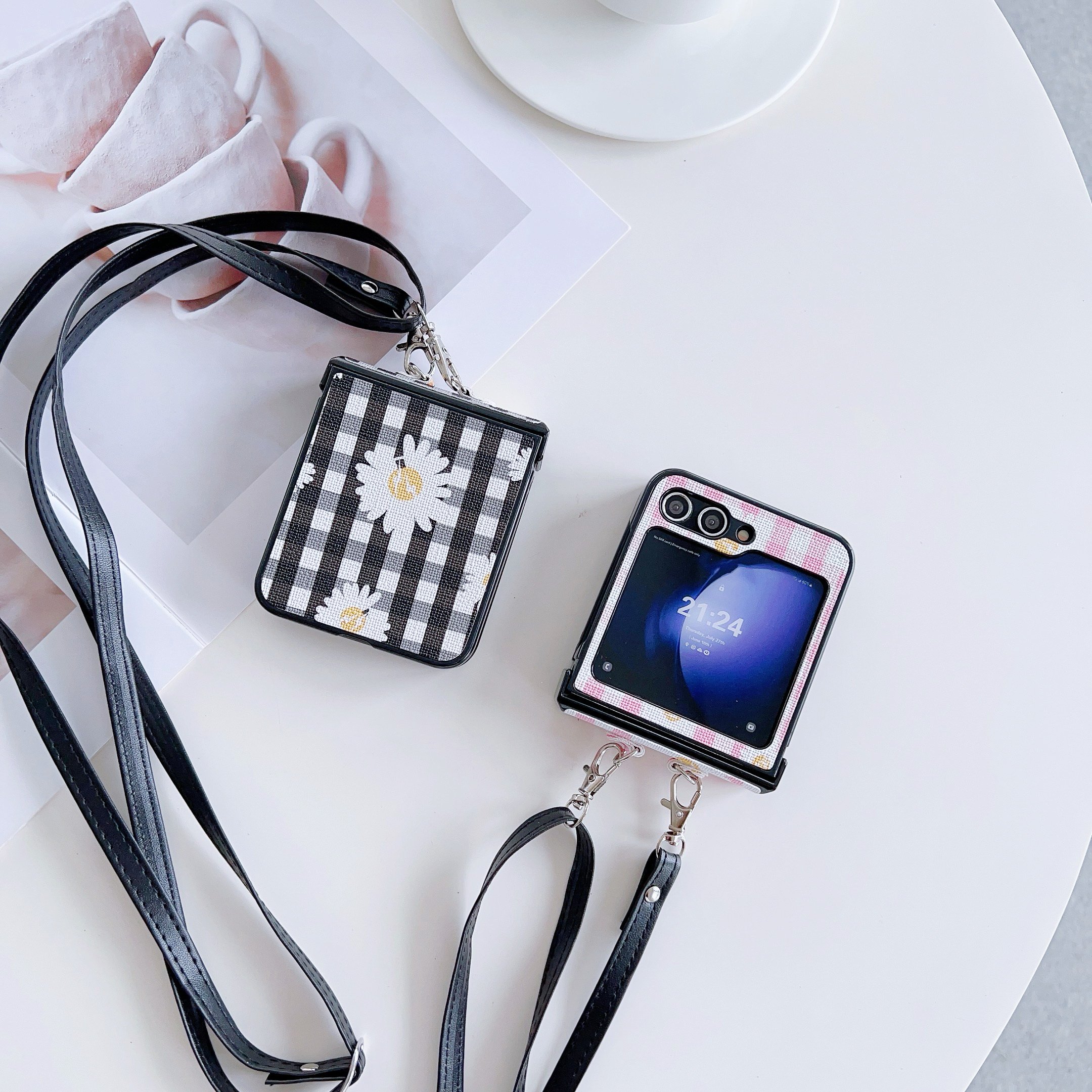 2024 New Fashion Checkerboard Pattern Mobile Phone Cases with Bracelet for Samsung Galaxy Z Flip 6 5 4 3 Vivo XFlip