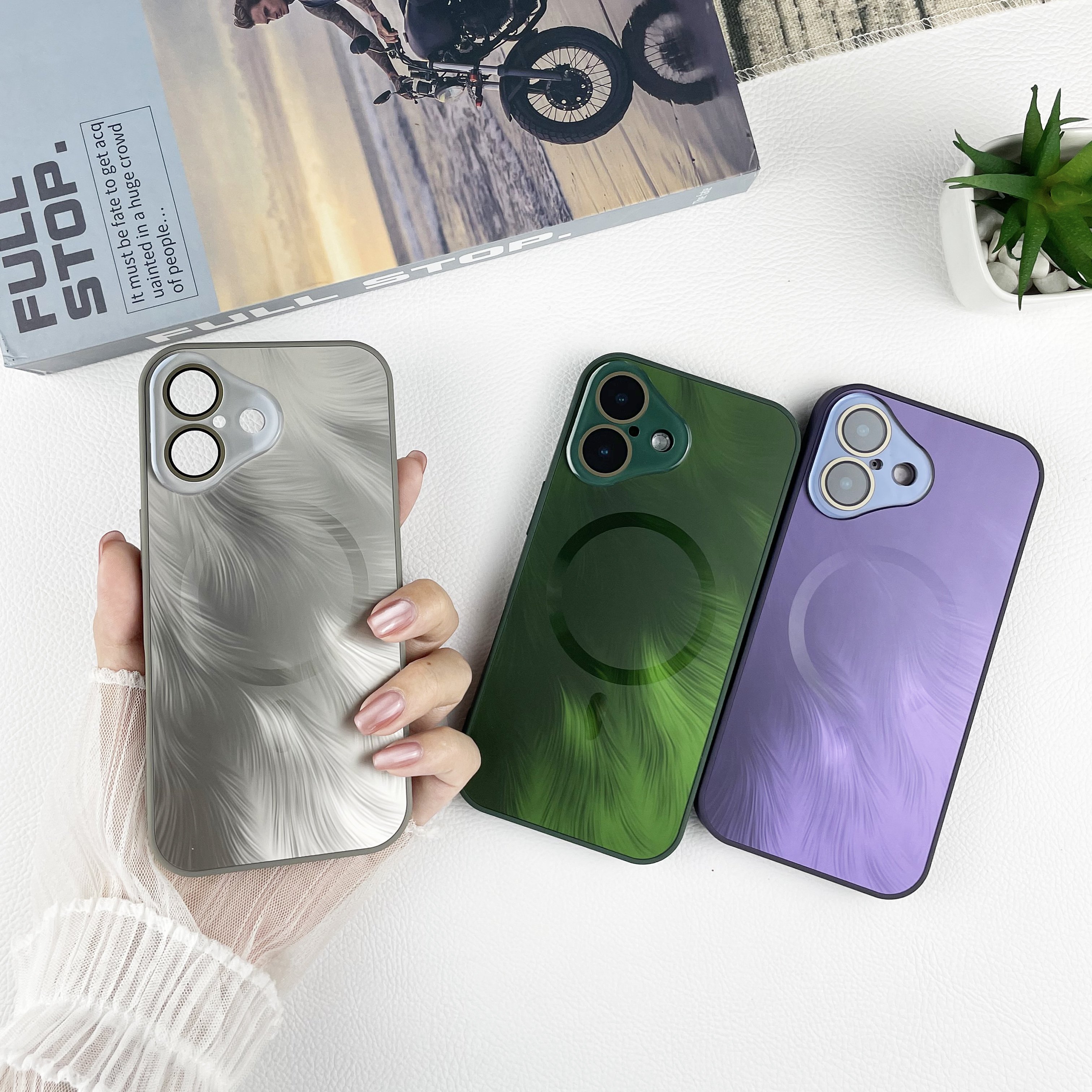 Newest trendy Luxury TPU+PC Laser feather pattern Design phone case, Magnetic Wireless Charging cover For IPhone 16 Pro Max