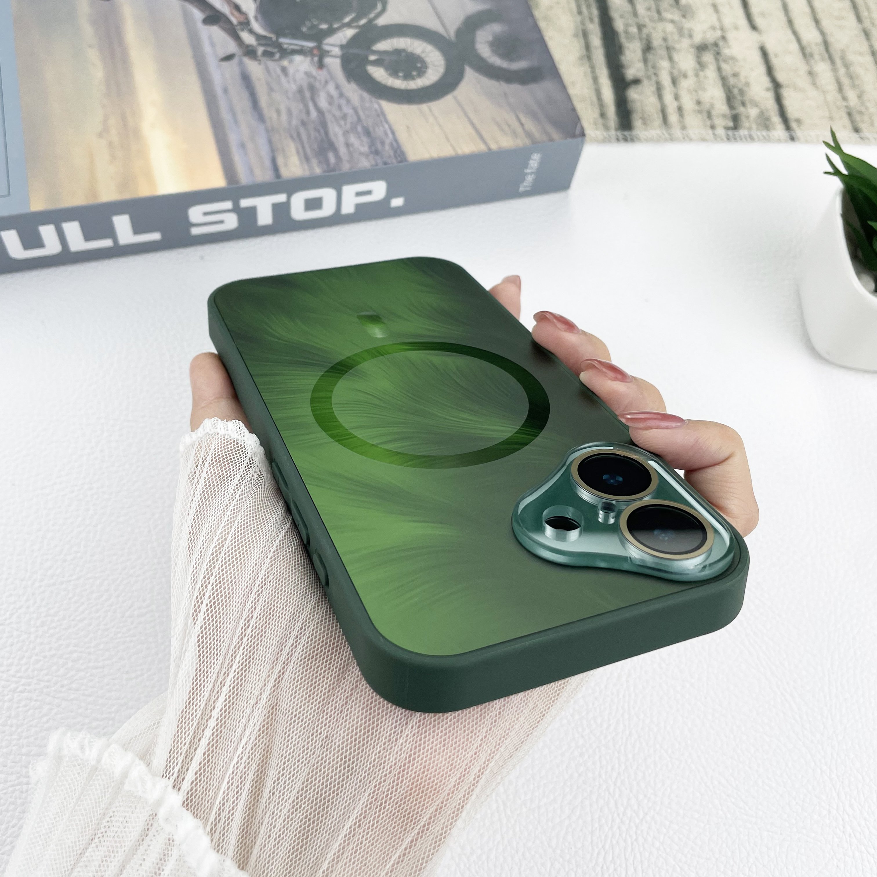 Newest trendy Luxury TPU+PC Laser feather pattern Design phone case, Magnetic Wireless Charging cover For IPhone 16 Pro Max