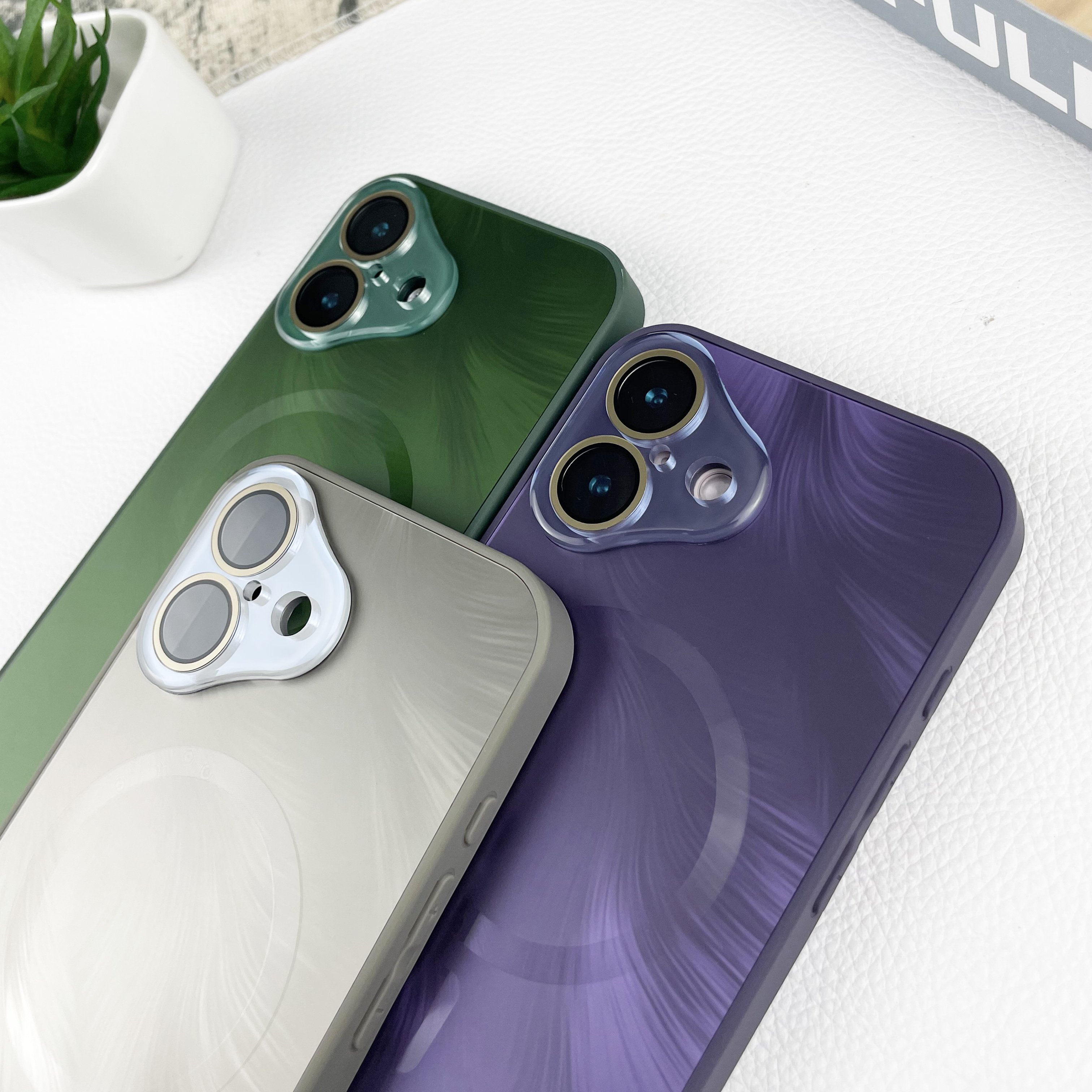Newest trendy Luxury TPU+PC Laser feather pattern Design phone case, Magnetic Wireless Charging cover For IPhone 16 Pro Max