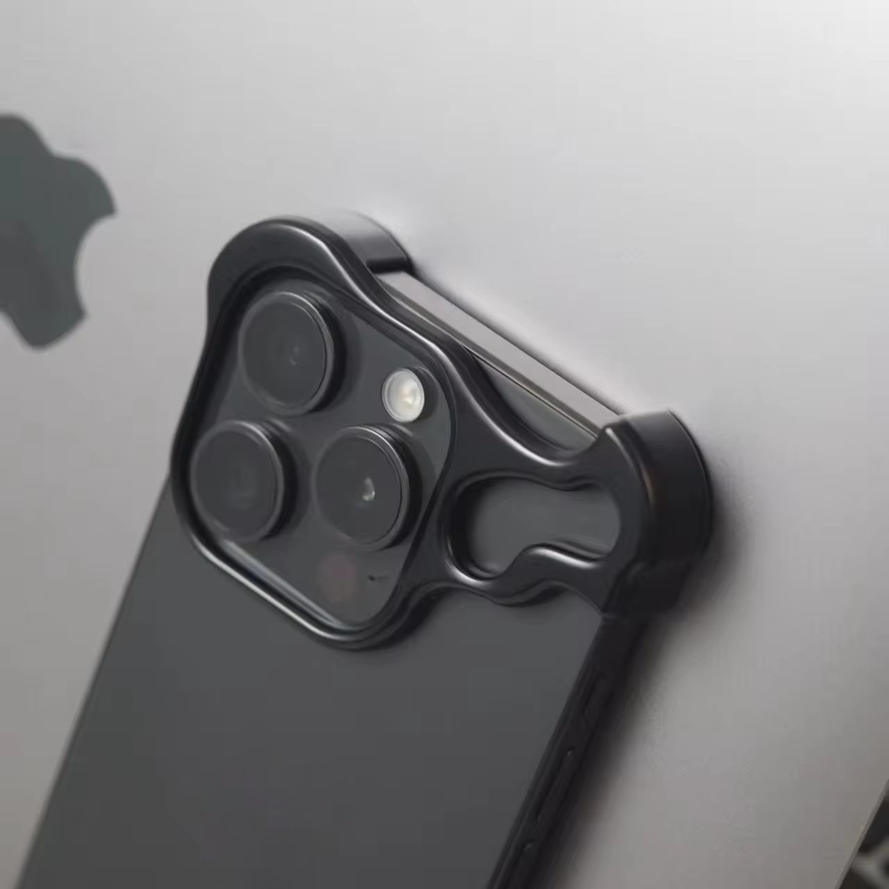New Trending Aluminium Mobile Phone cases Accessories Designer Metal Shockproof Cover for Apple Iphones 1314 15 16 Pro Max