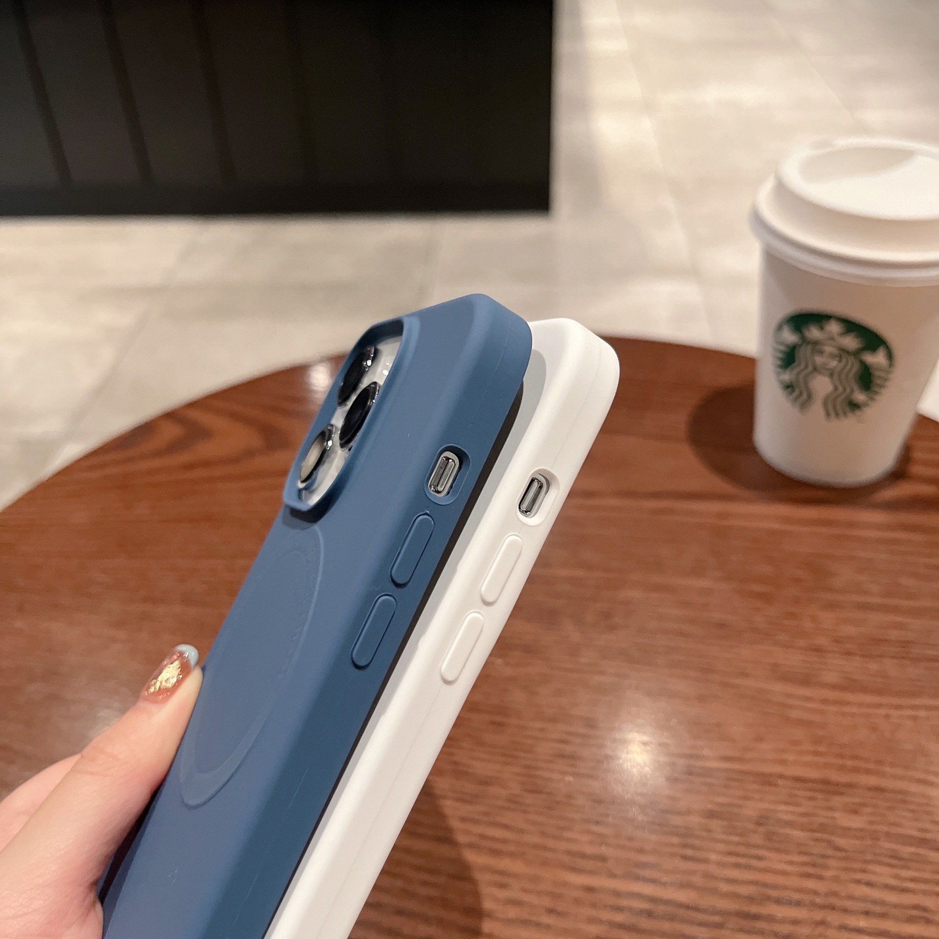 Liquid Silicone for iPhone 16 Pro Max Mobile Phone Case Magnetic Suction for Apple Soft Protective Cover