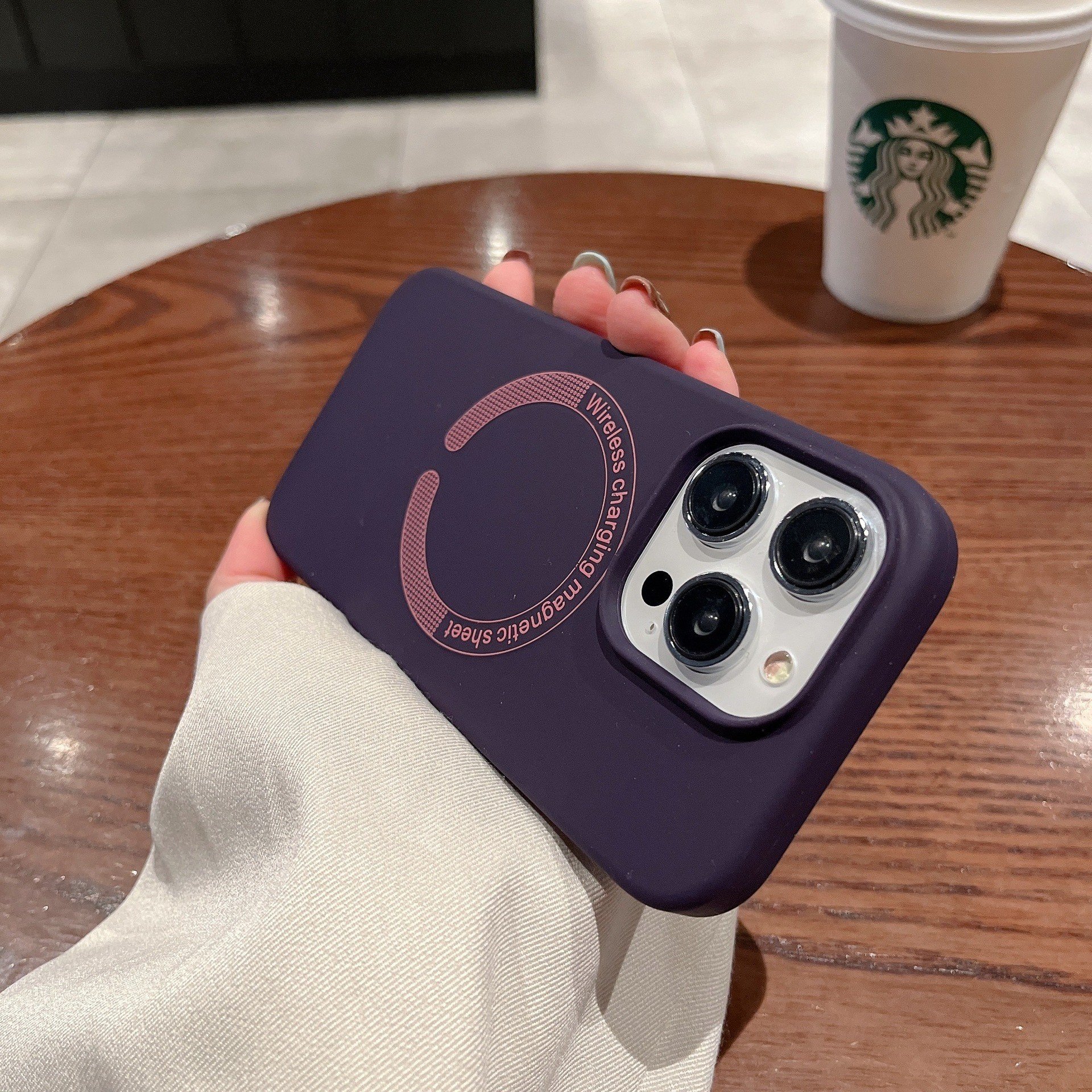 Liquid Silicone for iPhone 16 Pro Max Mobile Phone Case Magnetic Suction for Apple Soft Protective Cover