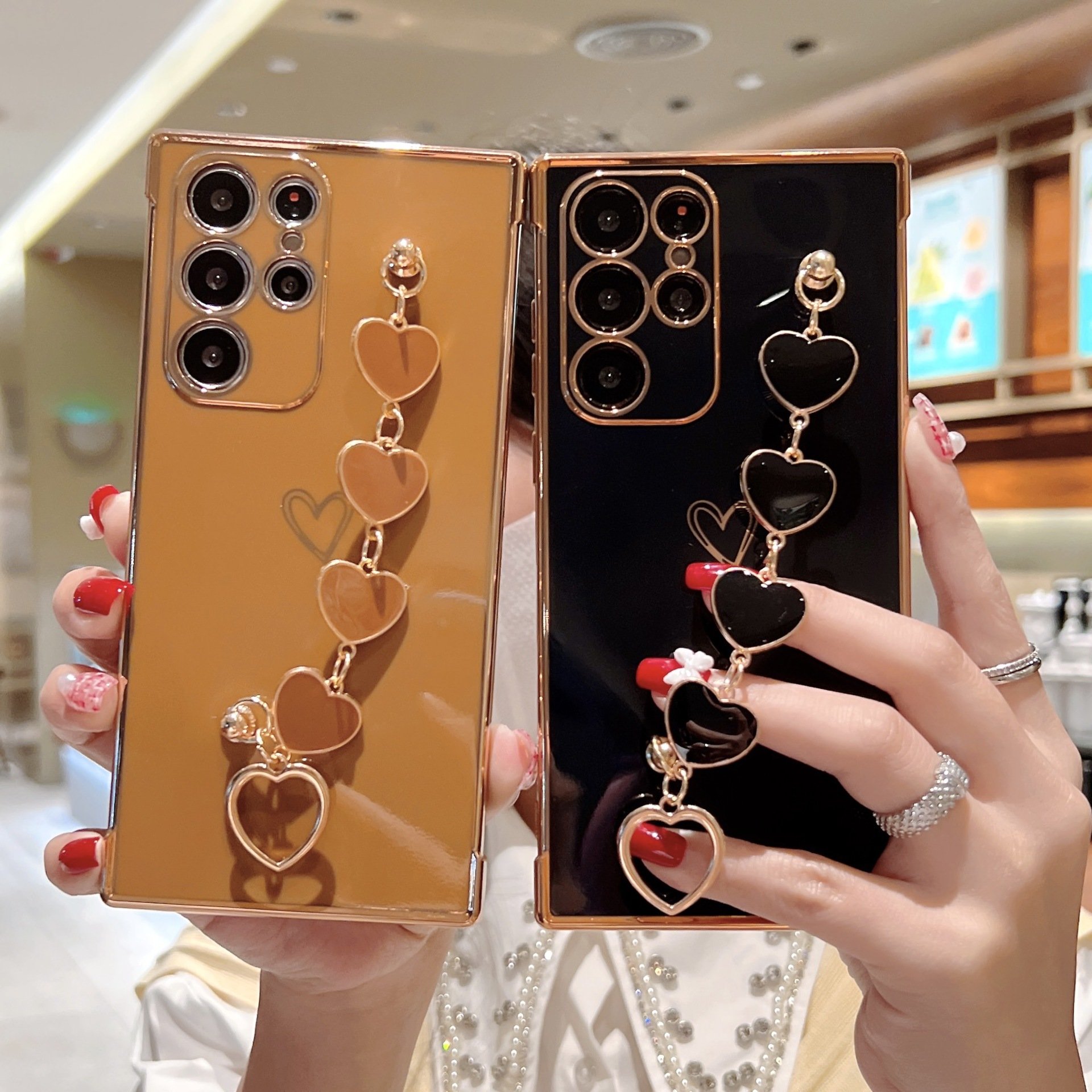 Luxury Electroplated Love Heart Bracelet Wrist Strap famale Shockproof phone Case For Samsung Galaxy S24 S23 Ultra Soft Cover