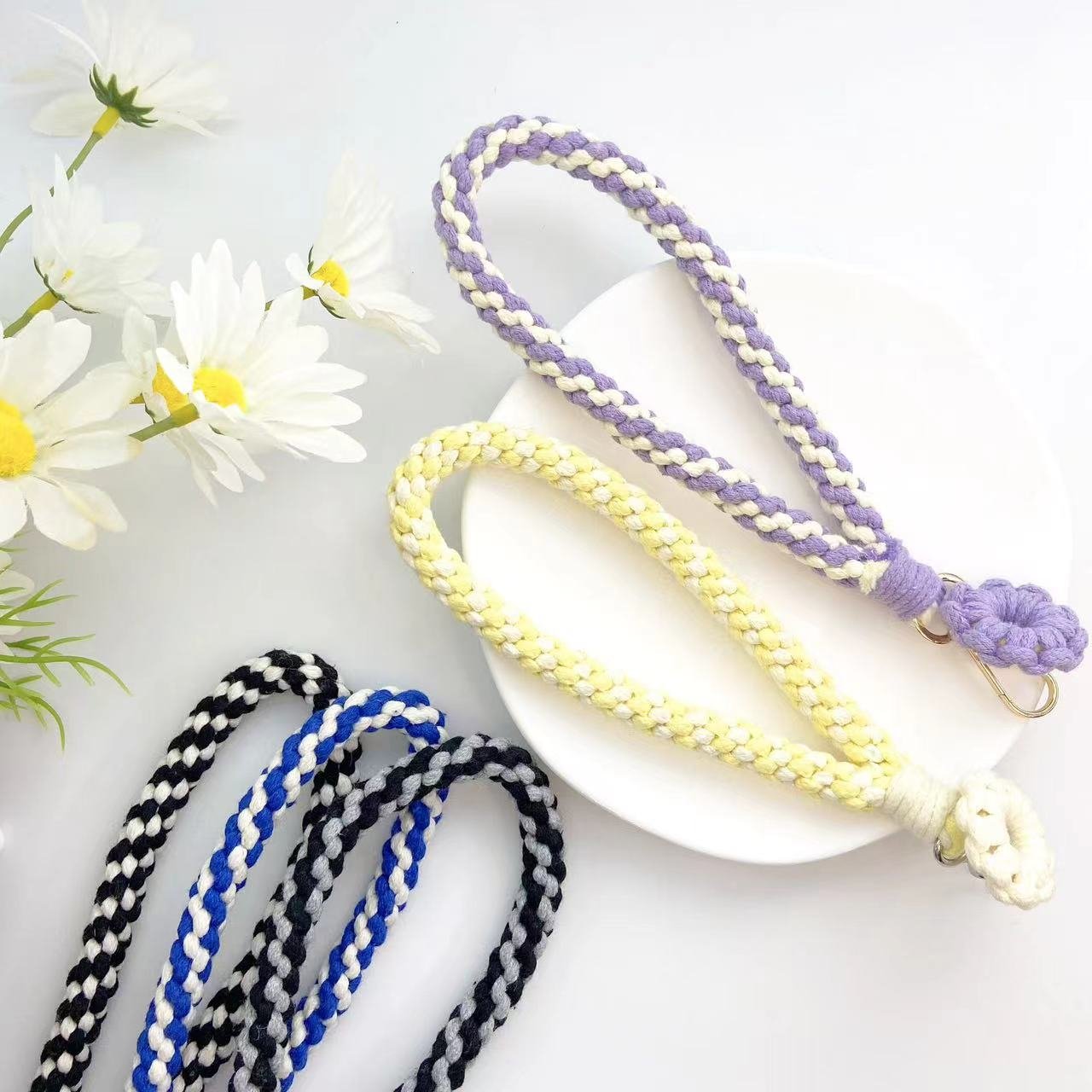 Explosive hand-woven keychain pendant cross-border simple creative flowers corn knot mobile phone lanyard