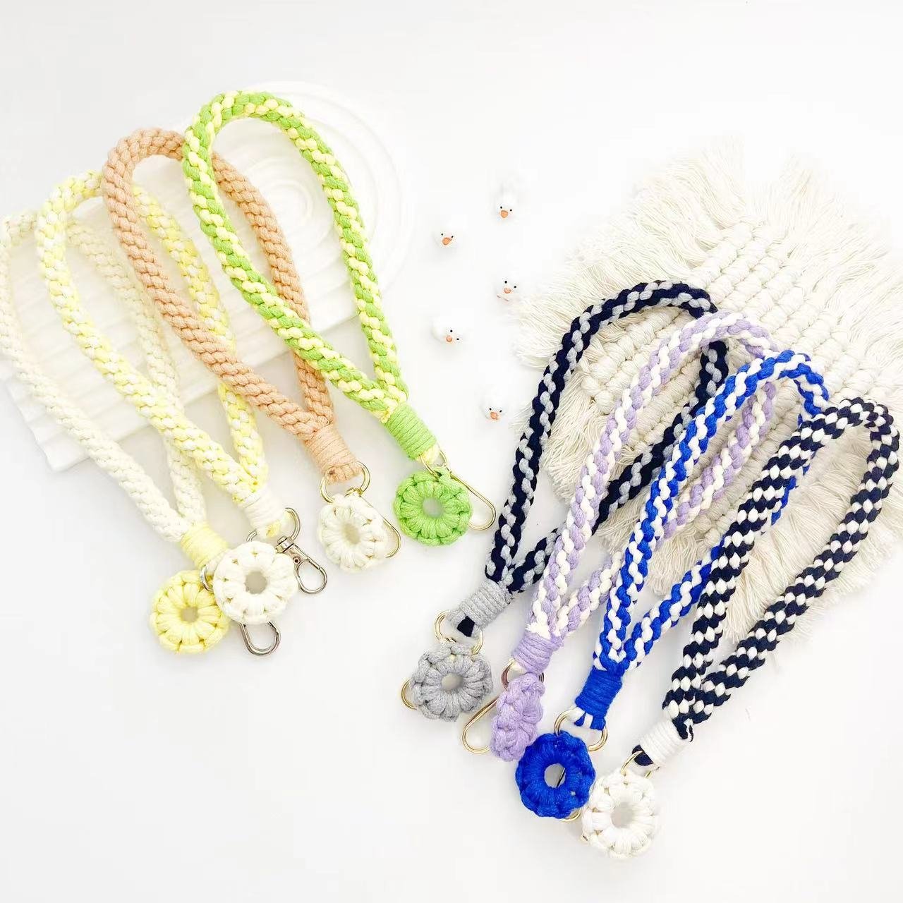 Explosive hand-woven keychain pendant cross-border simple creative flowers corn knot mobile phone lanyard