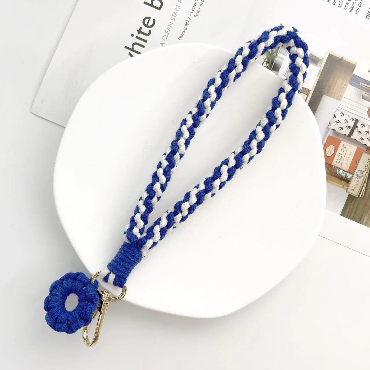 Explosive hand-woven keychain pendant cross-border simple creative flowers corn knot mobile phone lanyard
