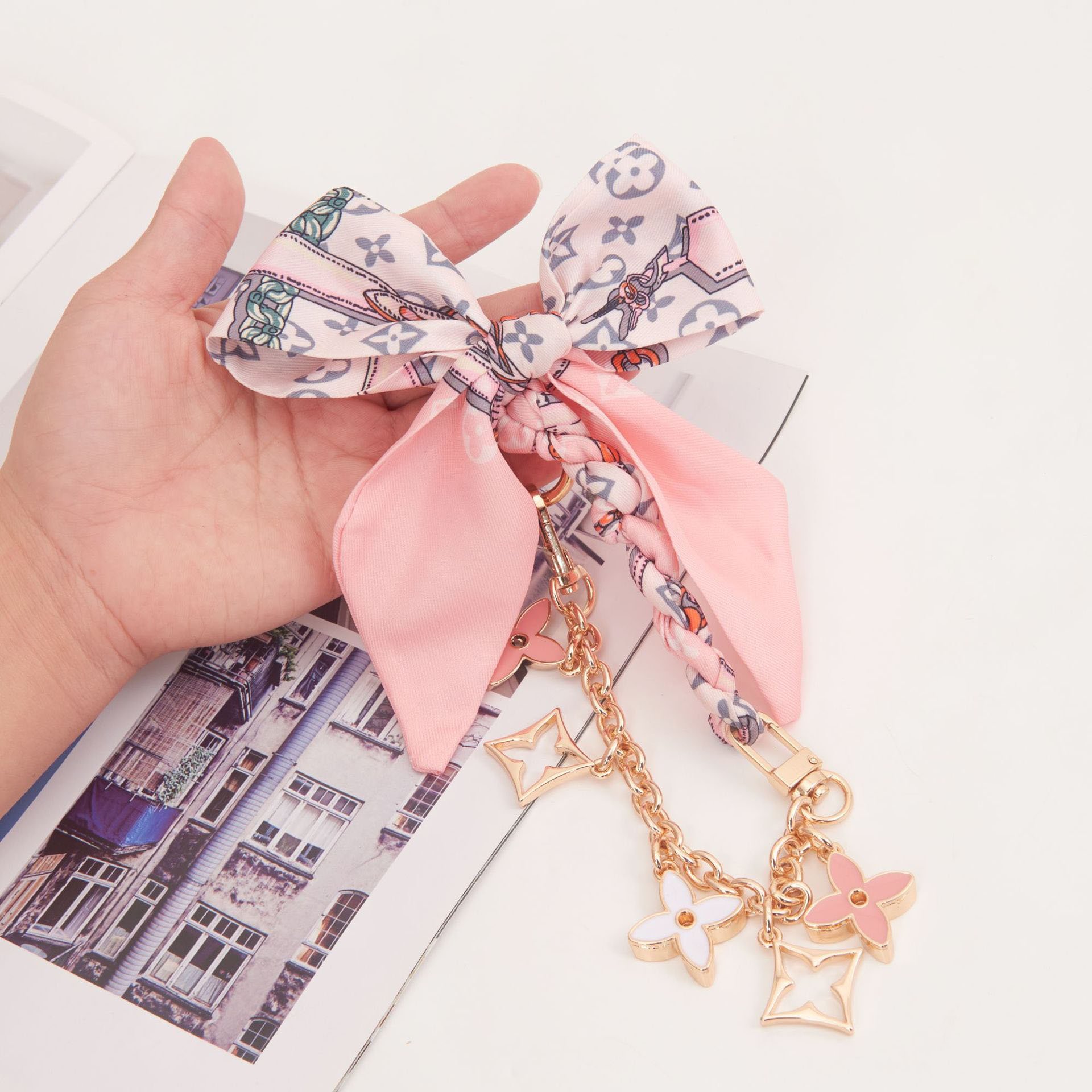 REWIN Wholesale Luxury Gold Clover Metal Bracelet Pink Silk Ribbon Scarf Charm Mobile Phone Chain Straps for Smartphones Holder