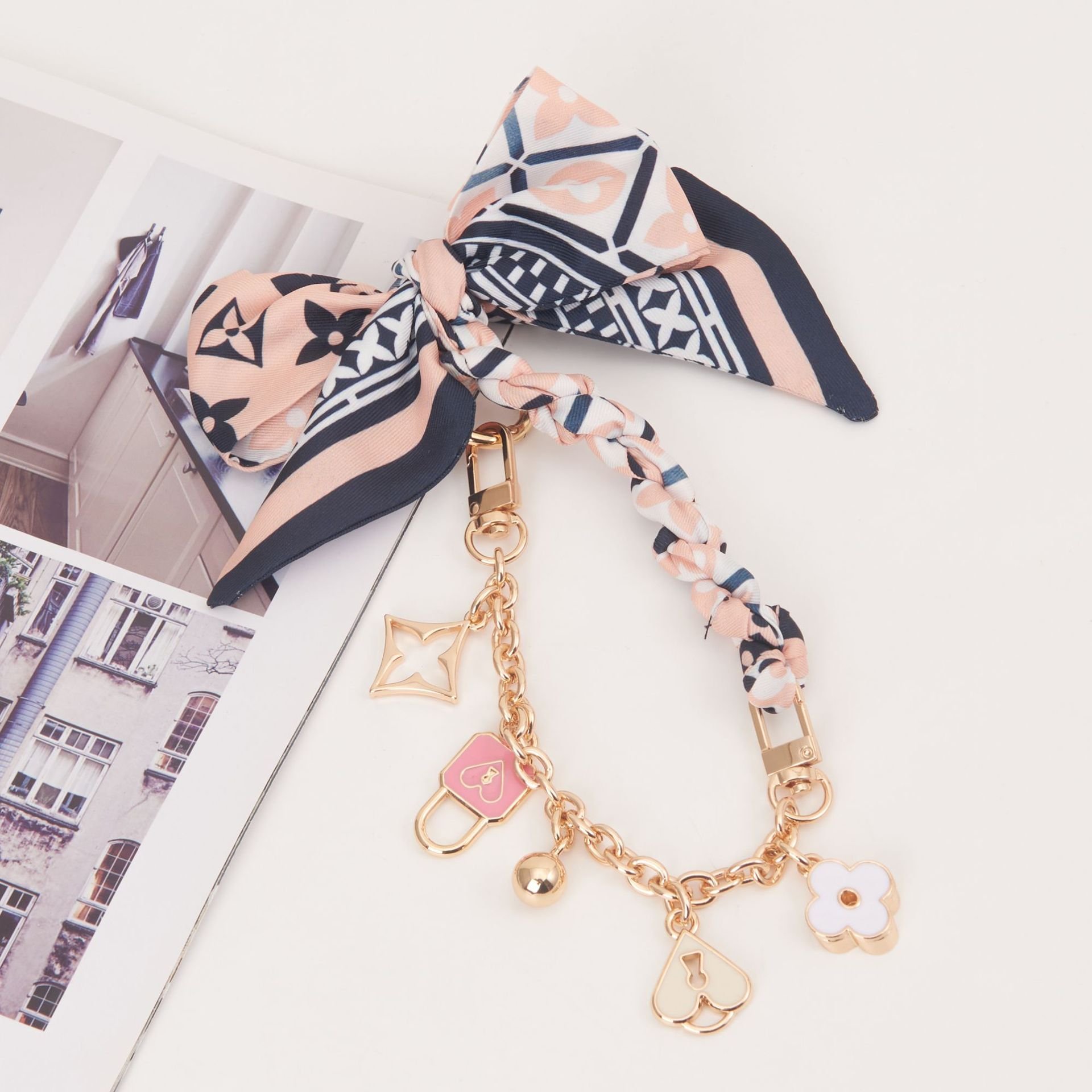 REWIN Wholesale Luxury Gold Clover Metal Bracelet Pink Silk Ribbon Scarf Charm Mobile Phone Chain Straps for Smartphones Holder
