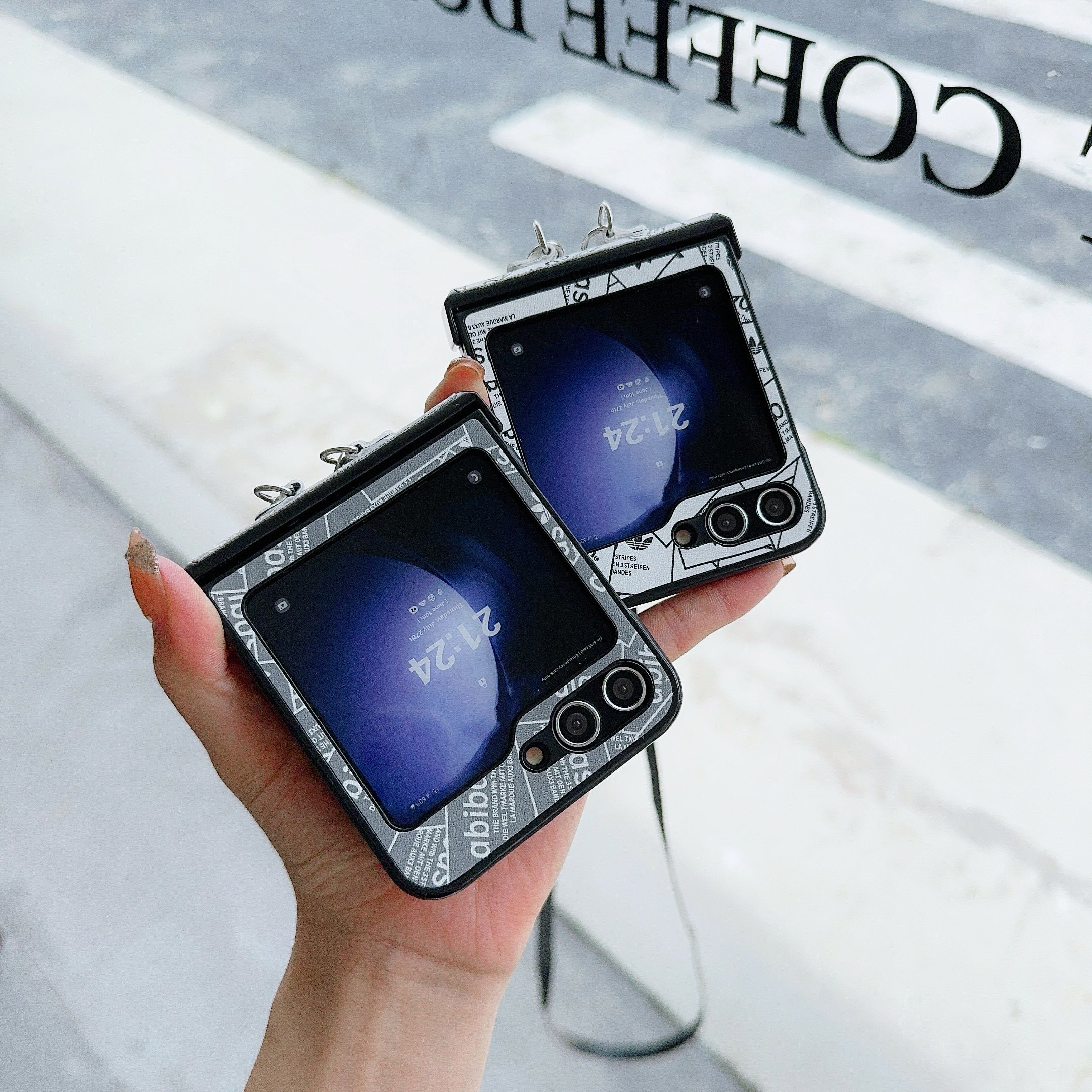2024 New Fashion Leather Mobile Phone Cases with Bracelet for Samsung Galaxy Z Flip 6 5 4 3 Vivo XFlip