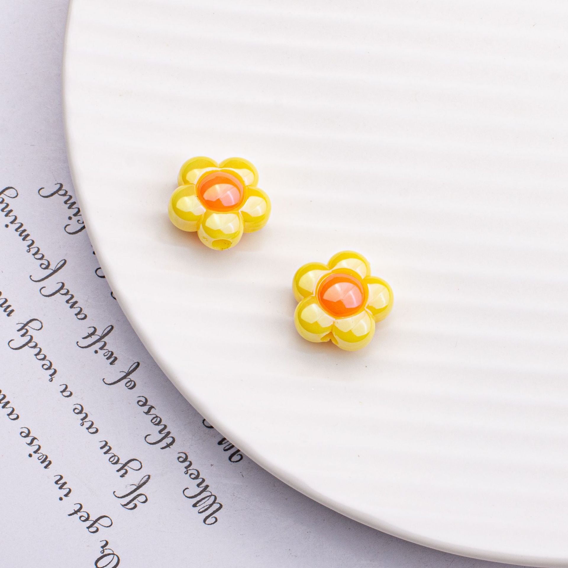 Wholesale Jewelry DIY Mobile Phone Strap Aacrylic Beads Personalized Keychain UV Plated Mini Flower Beads for Bracelets Making
