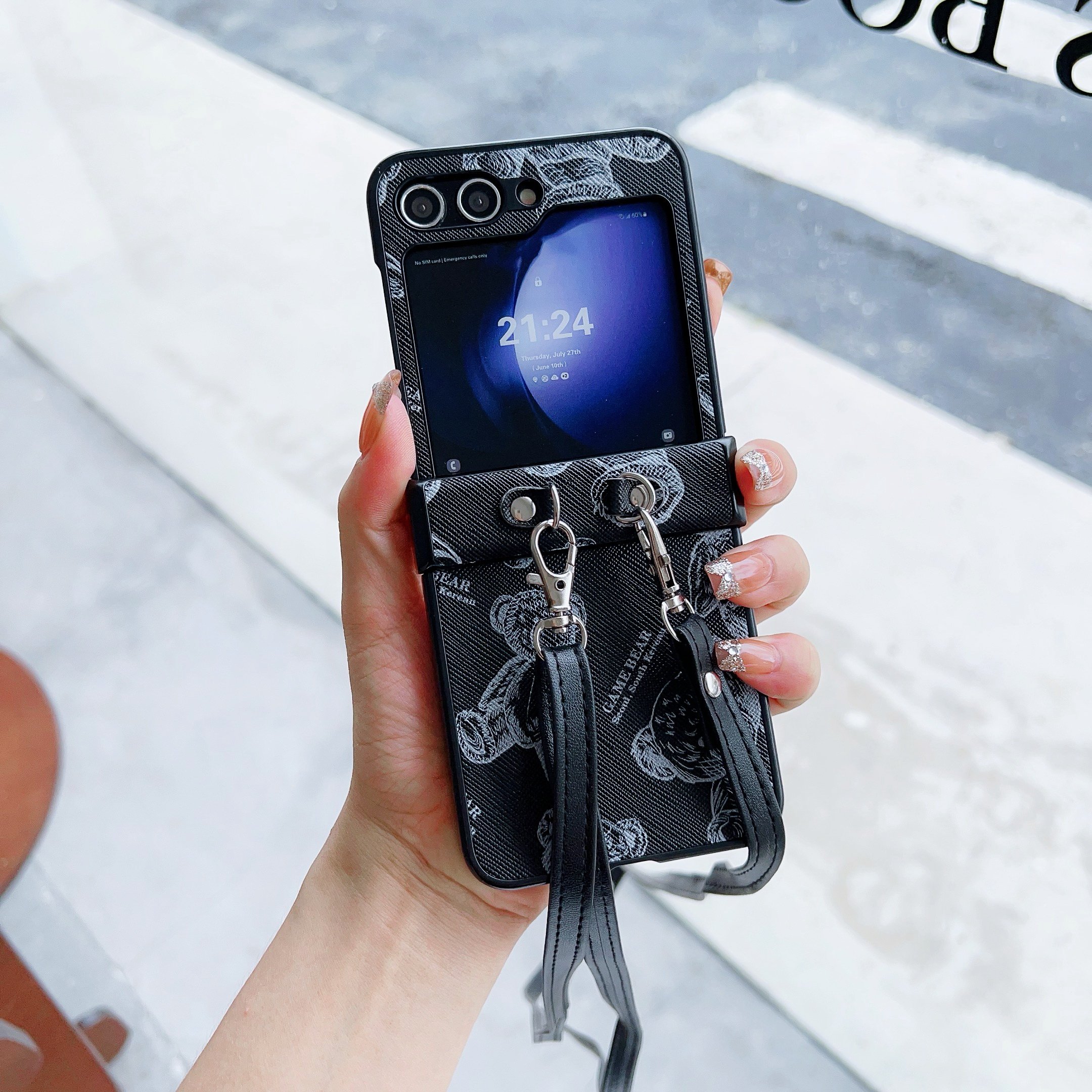 2024 Fashion Bear Mobile Phone Cases with Bracelet for Samsung Galaxy Z Flip 6 5 4 3 Vivo XFlip