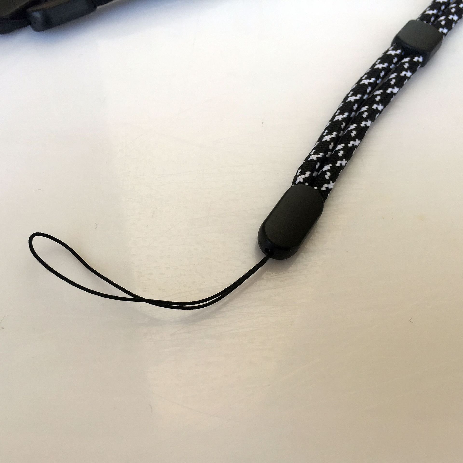 Creative New Phone Lanyard, Mobile Phone Anti-drop Nylon Short Hand Strap Pendant, Can Be Shortened