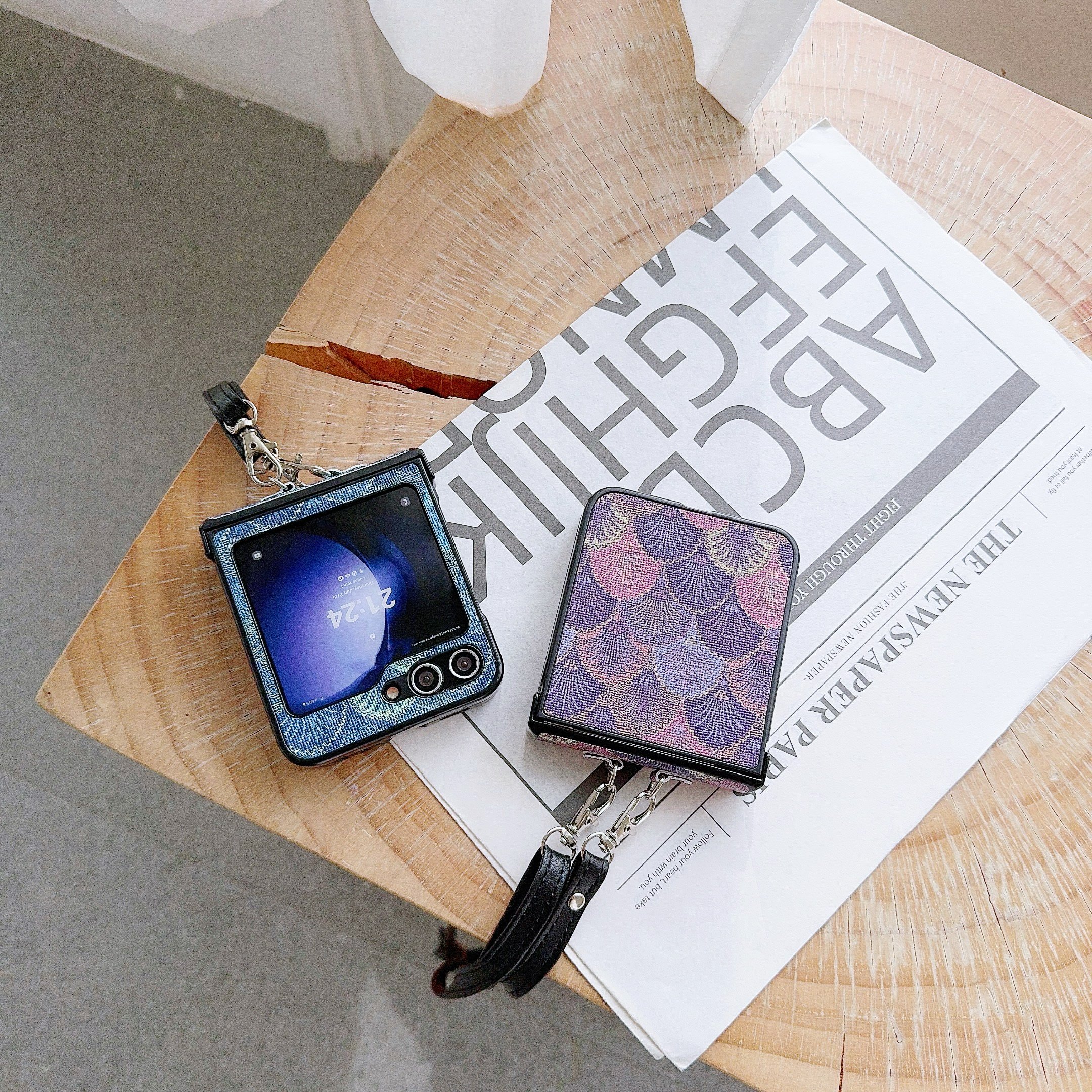 2024 Fashion Foliage Pattern Mobile Phone Cases with Bracelet for Samsung Galaxy Z FLIP 6 5 4 3 Vivo XFlip
