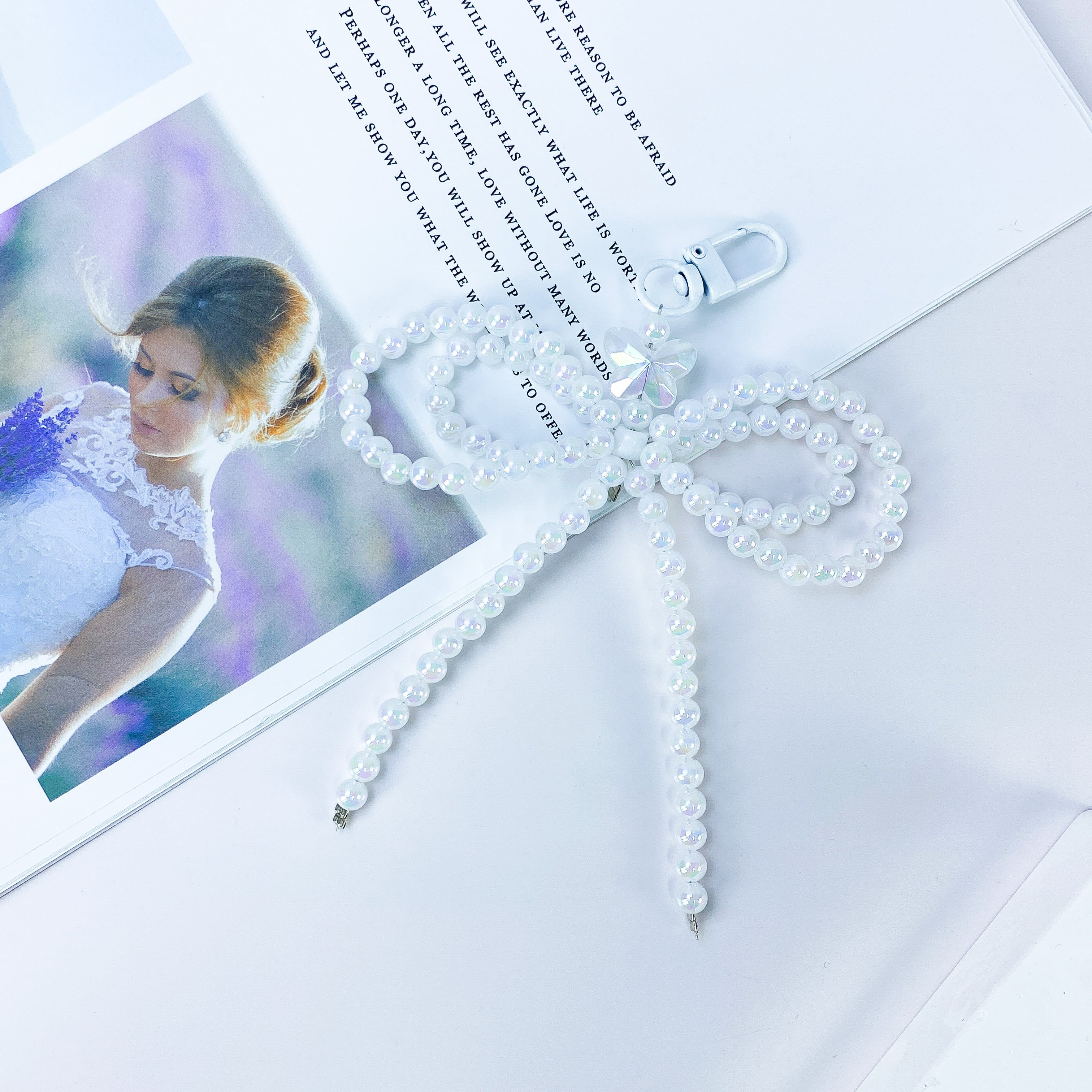 Hot Selling Fashion Creative Bowknot Acrylic Phone Chain, Handheld Anti-Drop Mobile Lanyard, Suitable for All Phones