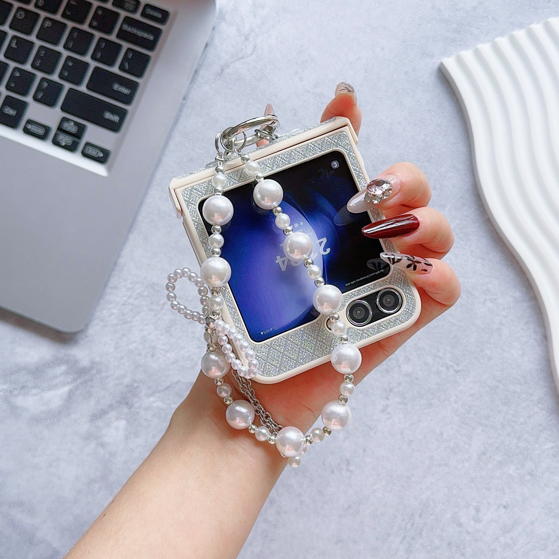 Glittering Geometric Patterns Butterfly Tie Mobile Phone Cases With Pearl Hand Strap for Samsung Galaxy ZFLIP 6 5 4 3 Vivo XFLIP
