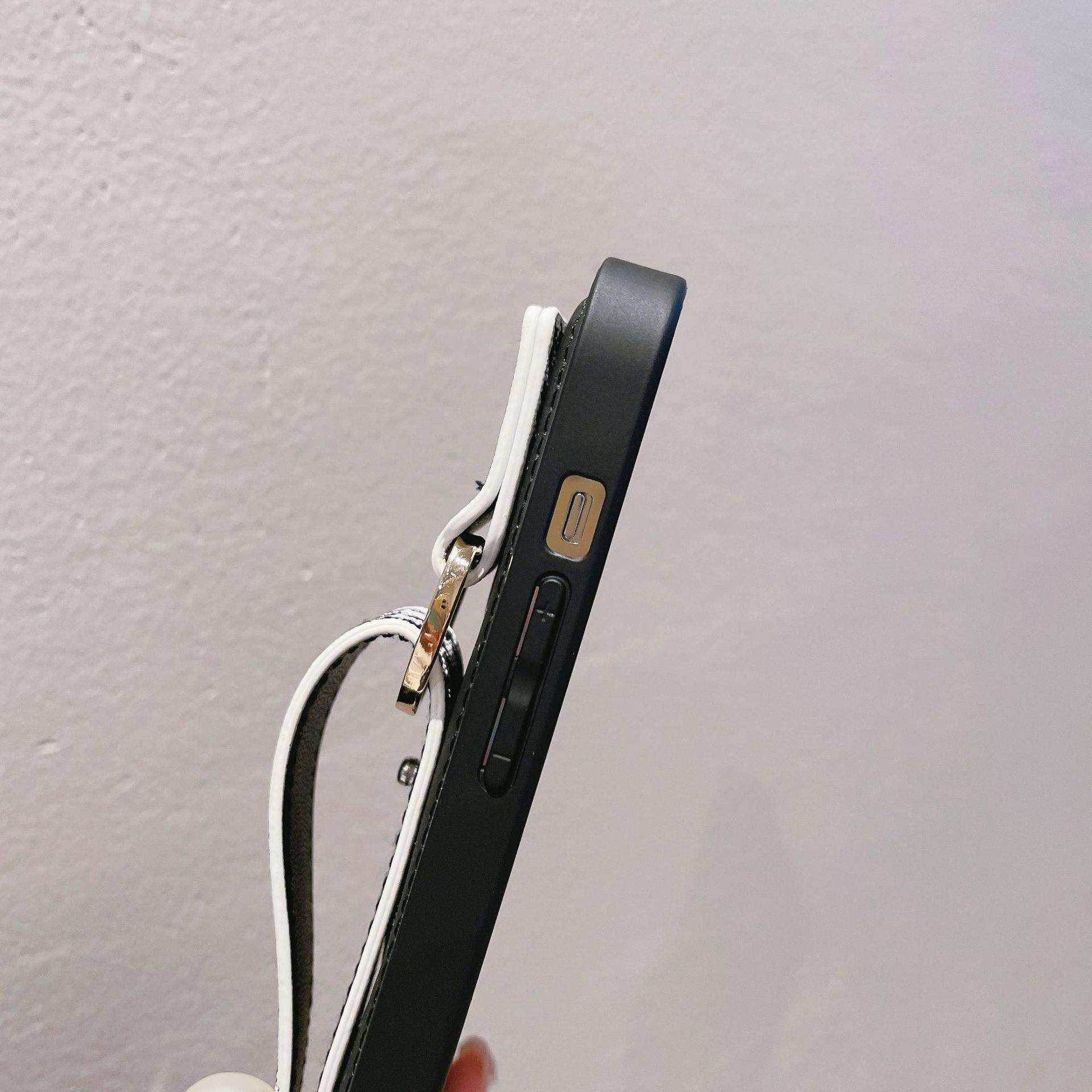 Advanced wrist strap for iphone16Pro 13/14promax phone case fall/winter niche new all-inclusive drop-proof 15pro cold wind