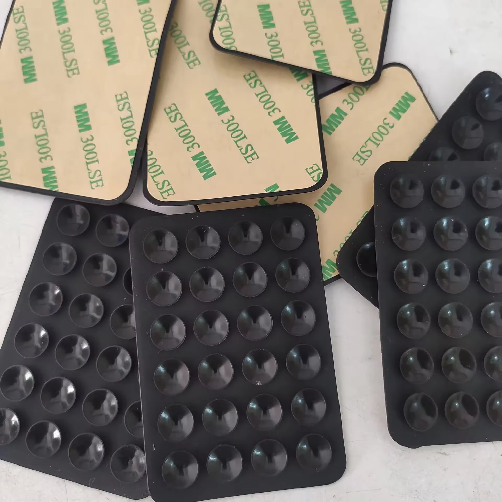 spot customized high quality mobile phones silicone suction cup 24 square arc single grain silicone strong sucker factory