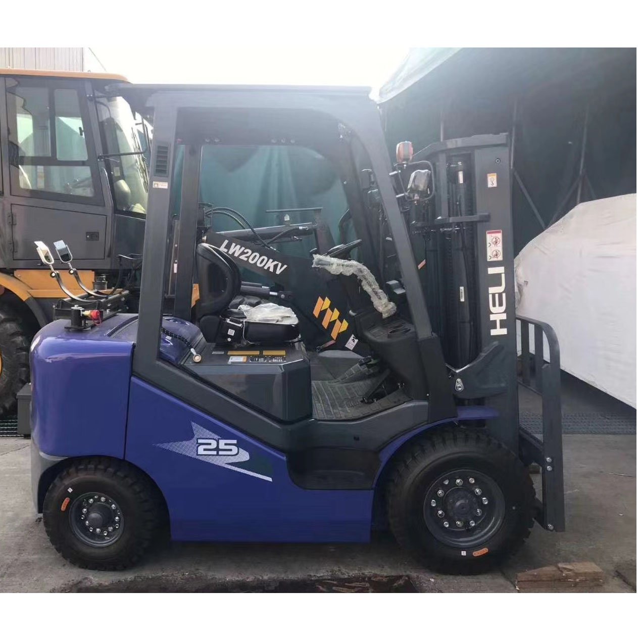 Oriemac HELI CPCD50 5 ton Forklift With Paper Clamp Sweeper Mount Bracket forklifts earth moving
