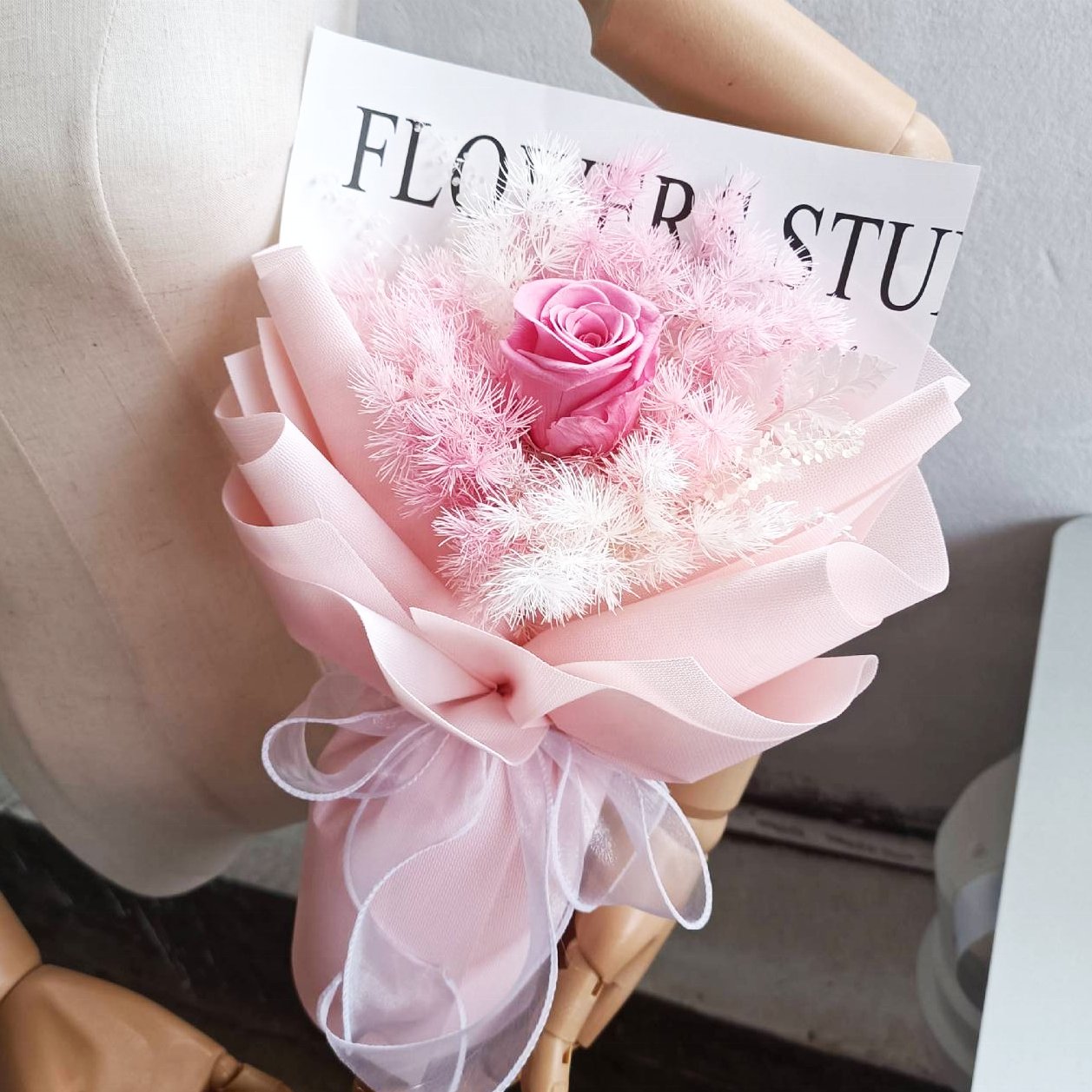 China Products Manufacturers Preserved Flowers New Model OEM Wedding Gift Green Rose Bouquets Eternal Flower Rose