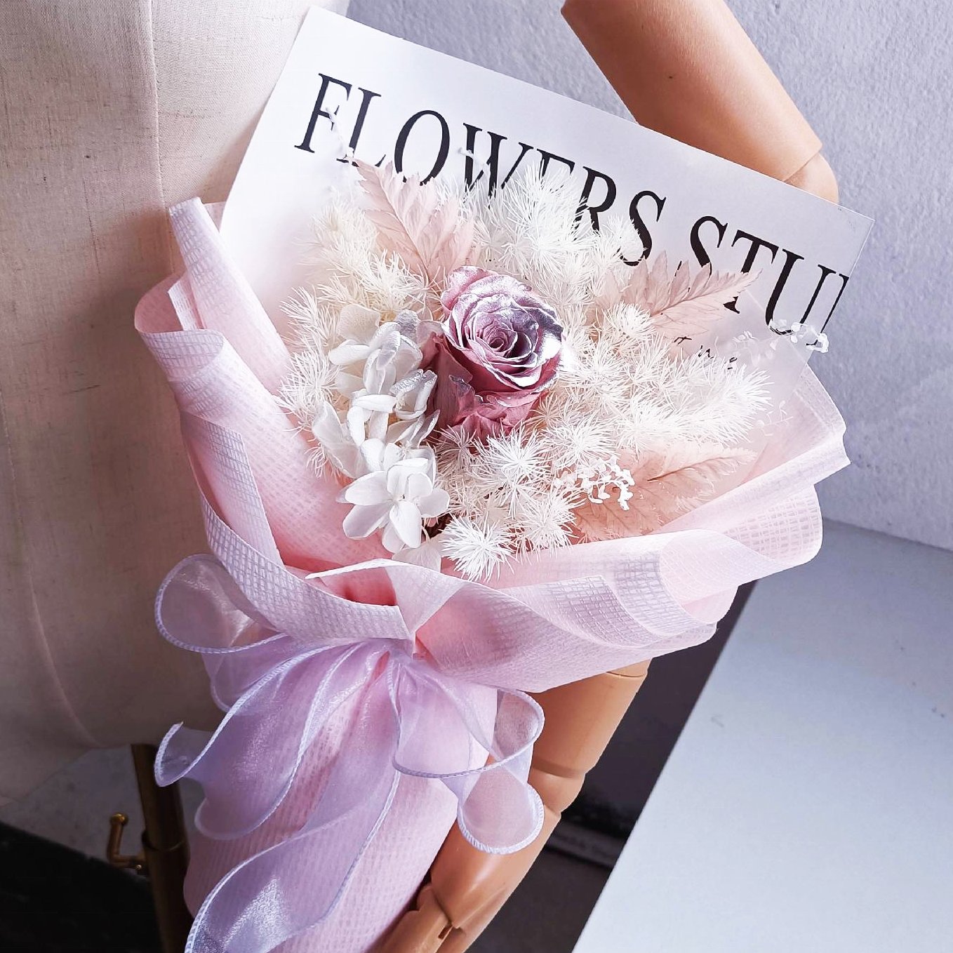 China Products Manufacturers Preserved Flowers New Model OEM Wedding Gift Green Rose Bouquets Eternal Flower Rose
