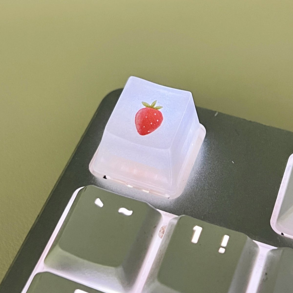 Resin Strawberries Keycaps Outline Luminous Keycaps diy Suitable For Cherry MX Crosshair Switch Mechanical Keyboards