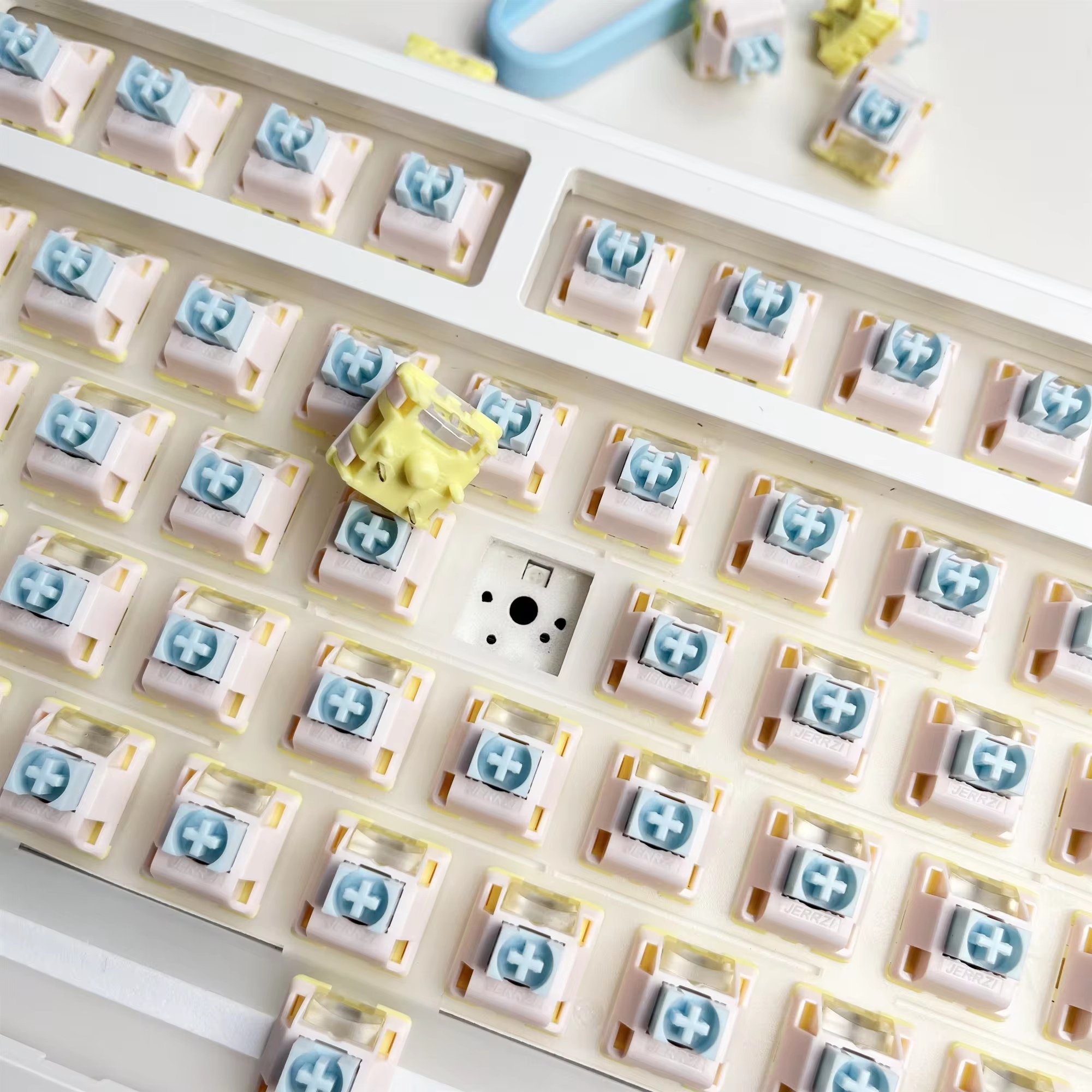 Cream Linear Switches 5pin Pre-Lubed Hot Swappable Switch MX Stem Light Guide 45g for Mechanical Keyboard