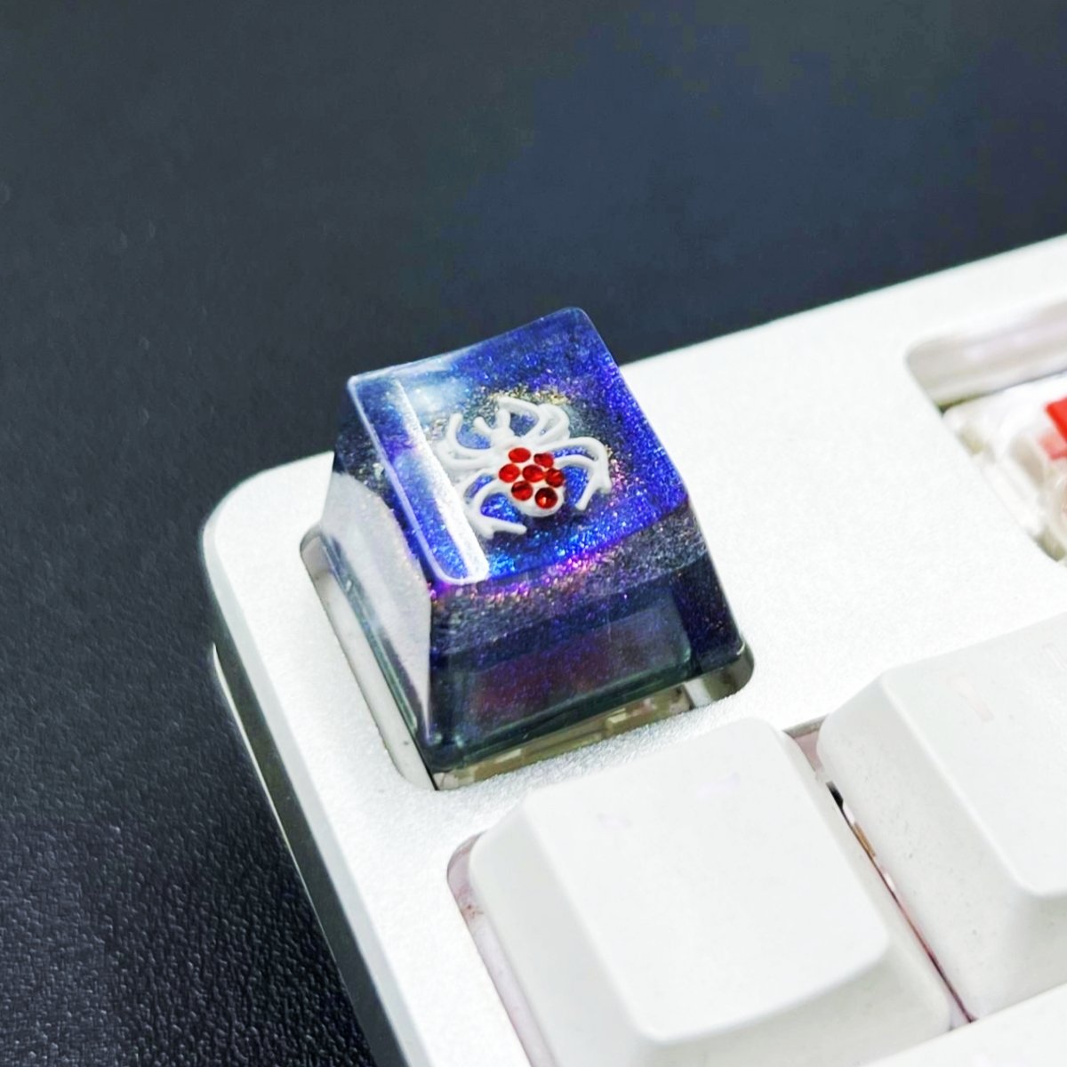 Handmade Resin Halloween bat Spider Keycaps Outline Luminous Keycaps Suitable For Cherry MX Crosshair Switch Mechanical Keyboard