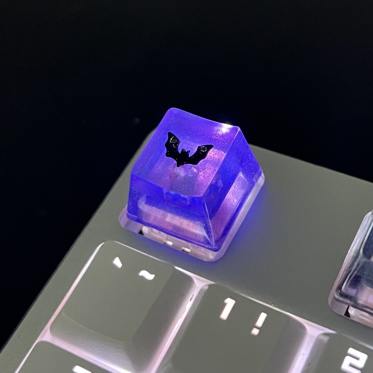 Handmade Resin Halloween bat Spider Keycaps Outline Luminous Keycaps Suitable For Cherry MX Crosshair Switch Mechanical Keyboard