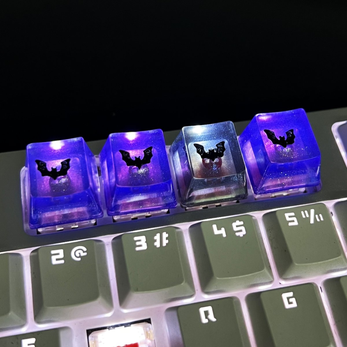 Handmade Resin Halloween bat Spider Keycaps Outline Luminous Keycaps Suitable For Cherry MX Crosshair Switch Mechanical Keyboard