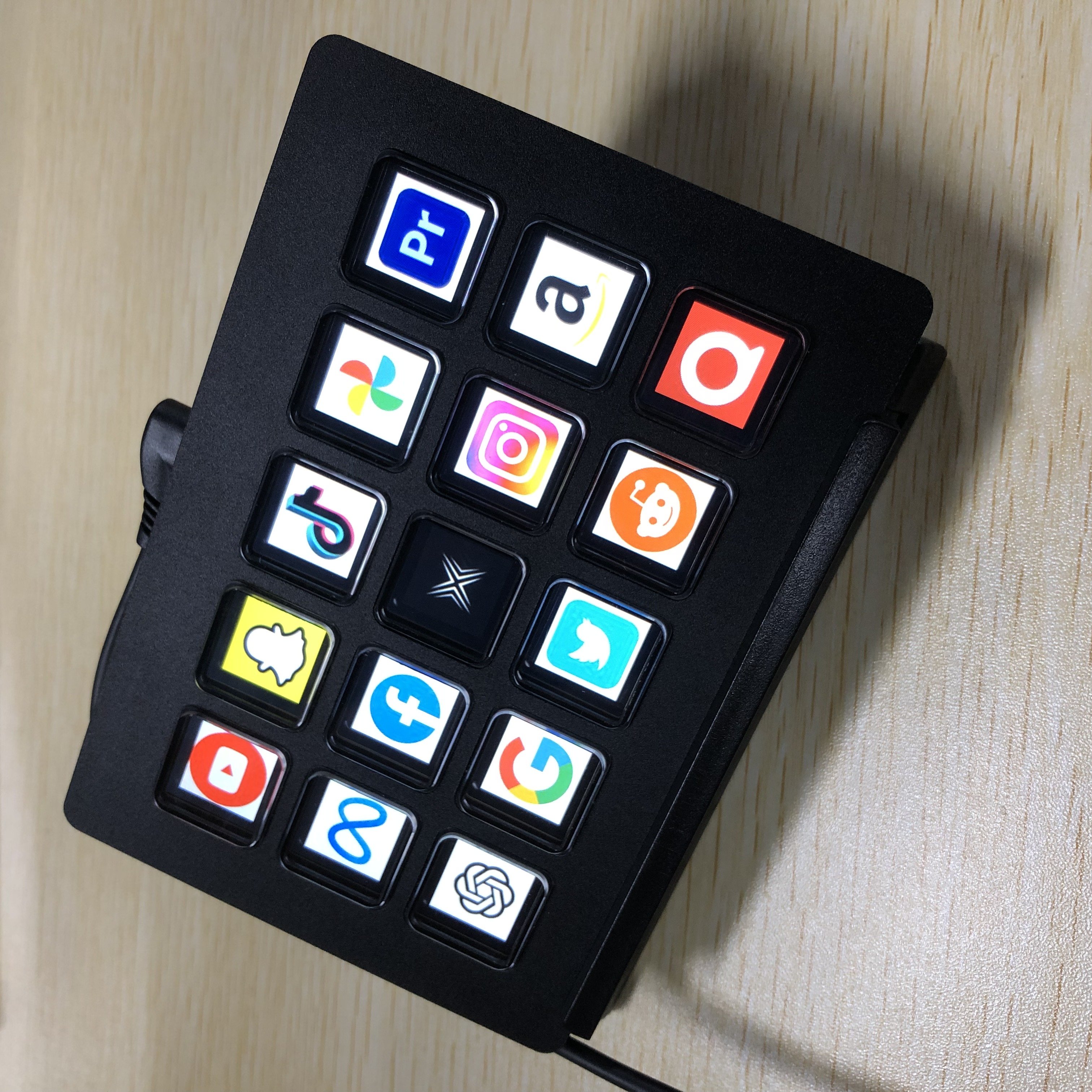 Amazons Hot selling cheapest 15-key custom macro Multifunctional Game Keyboard to control your apps and tools like Stream Deck