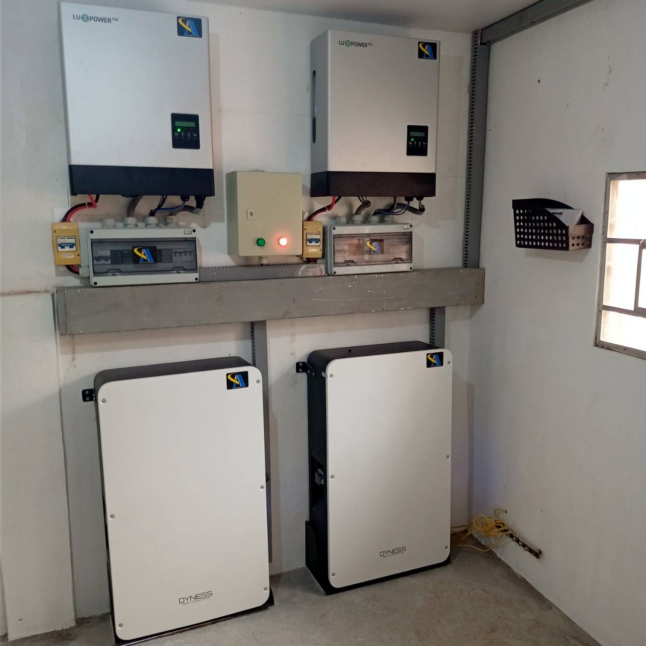 Dyness 10kwh wall mounted solar battery lithium ion batteries 48v 200ah 6000 Cycle with bms for 10kw home energy storage system