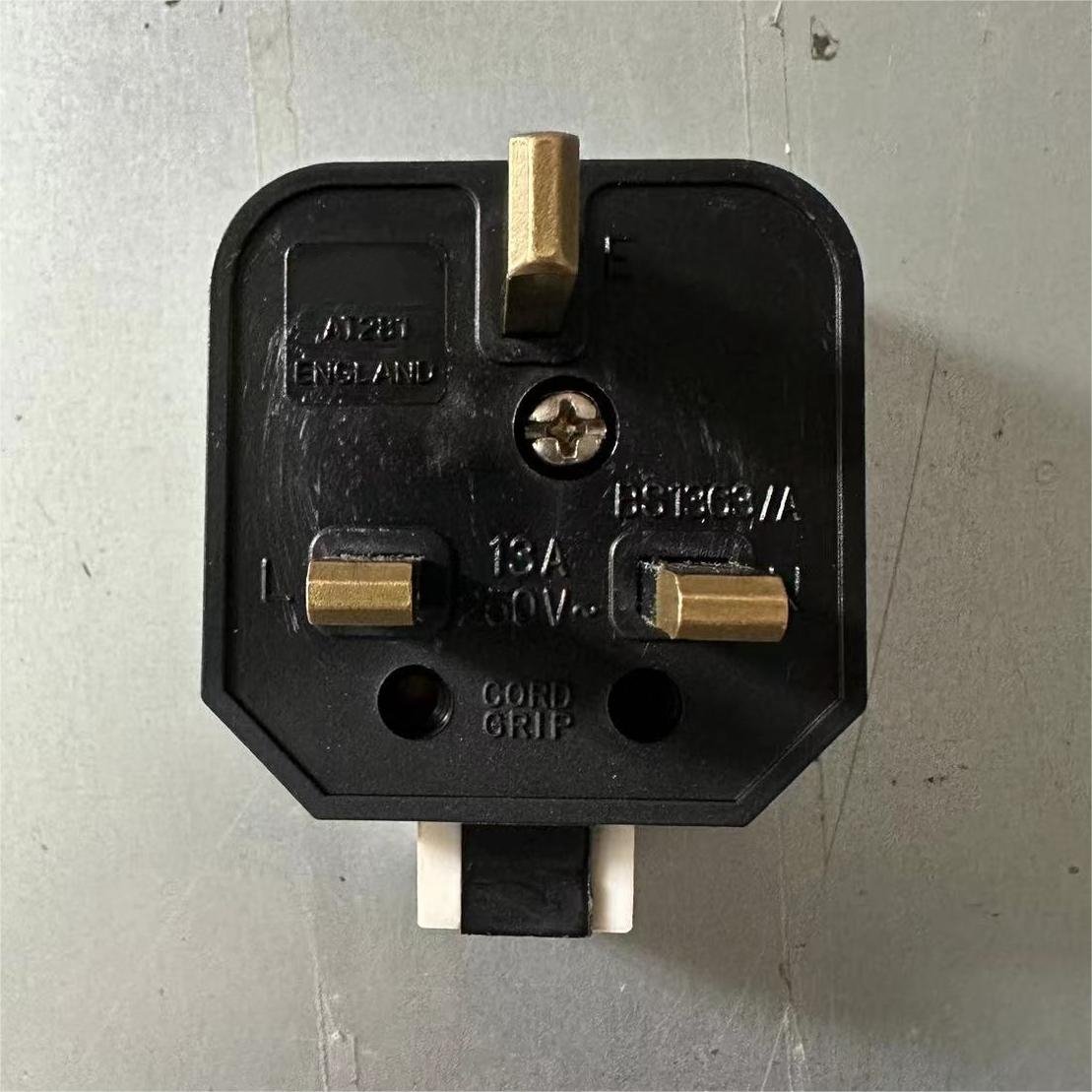 hot sale for british A281 13A UK PLUG TOP WHITE COVER AND BLACK BASE PLUG TOP 13A PLUG