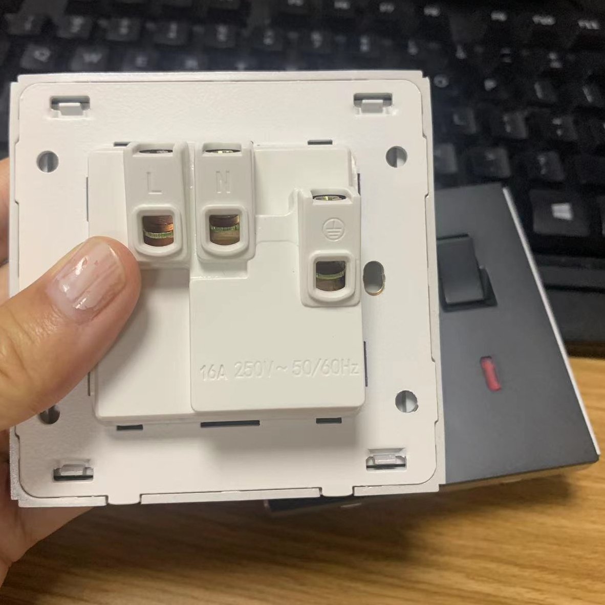 Saudi Iraq Wholesale double single 13A 5Pin outlet plug socket wall mounted electrical lighting wall switch