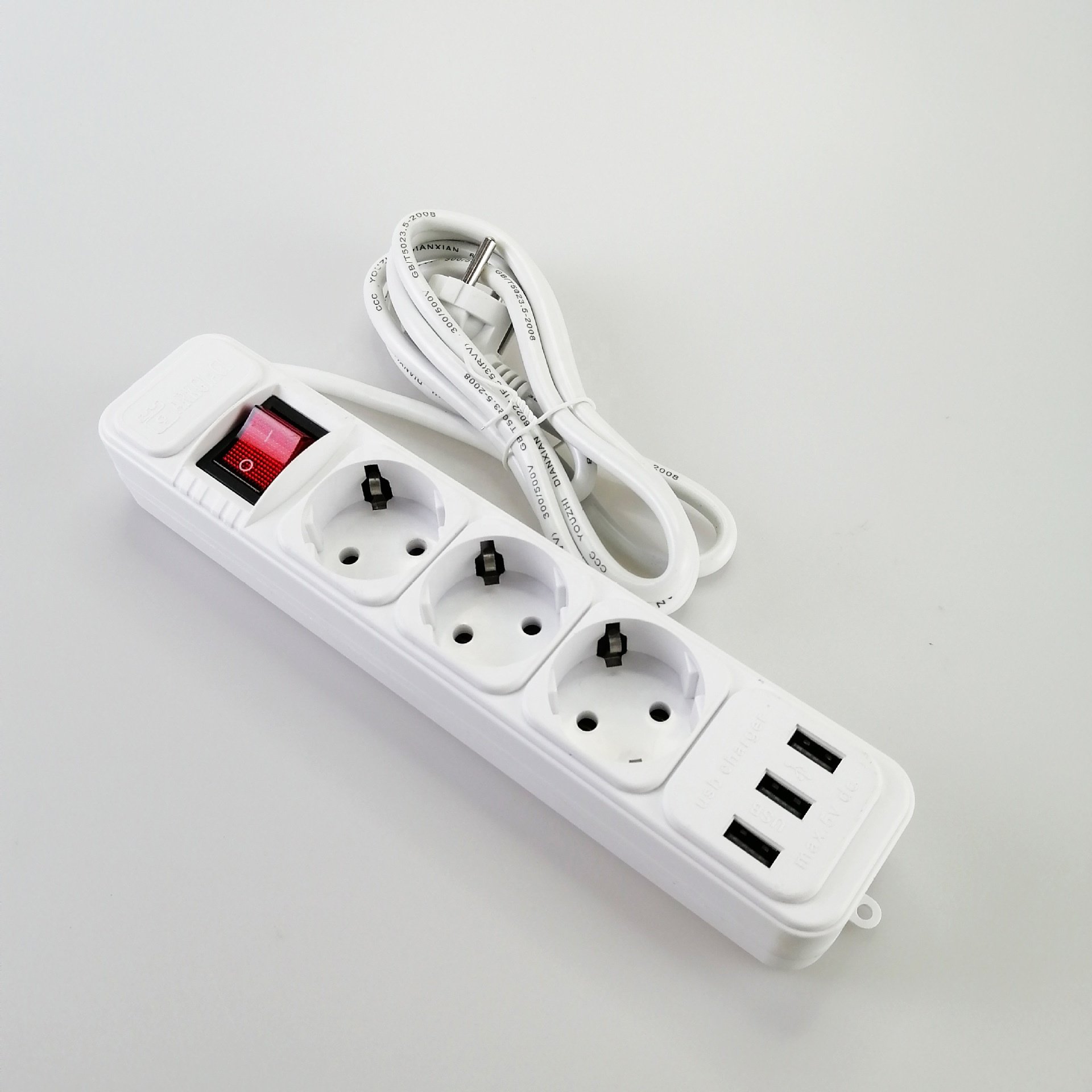 European standard multi-function extension socket with switch, plug board, socket strip, and 3-meter power cord.
