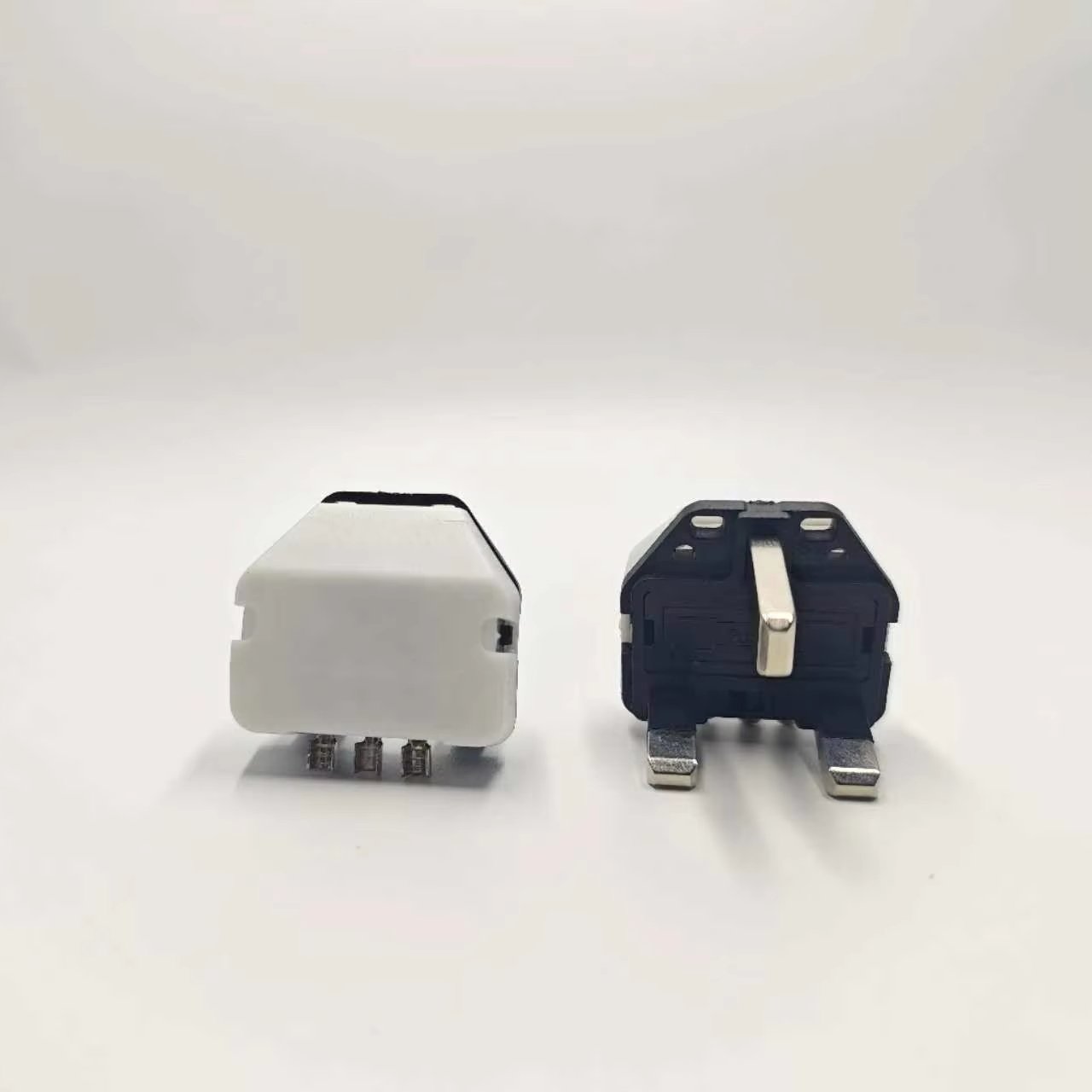Hot-selling British Brass Power Supply Rated Current 16A Three-plug Brass Power Supply plug Into 3 Pins