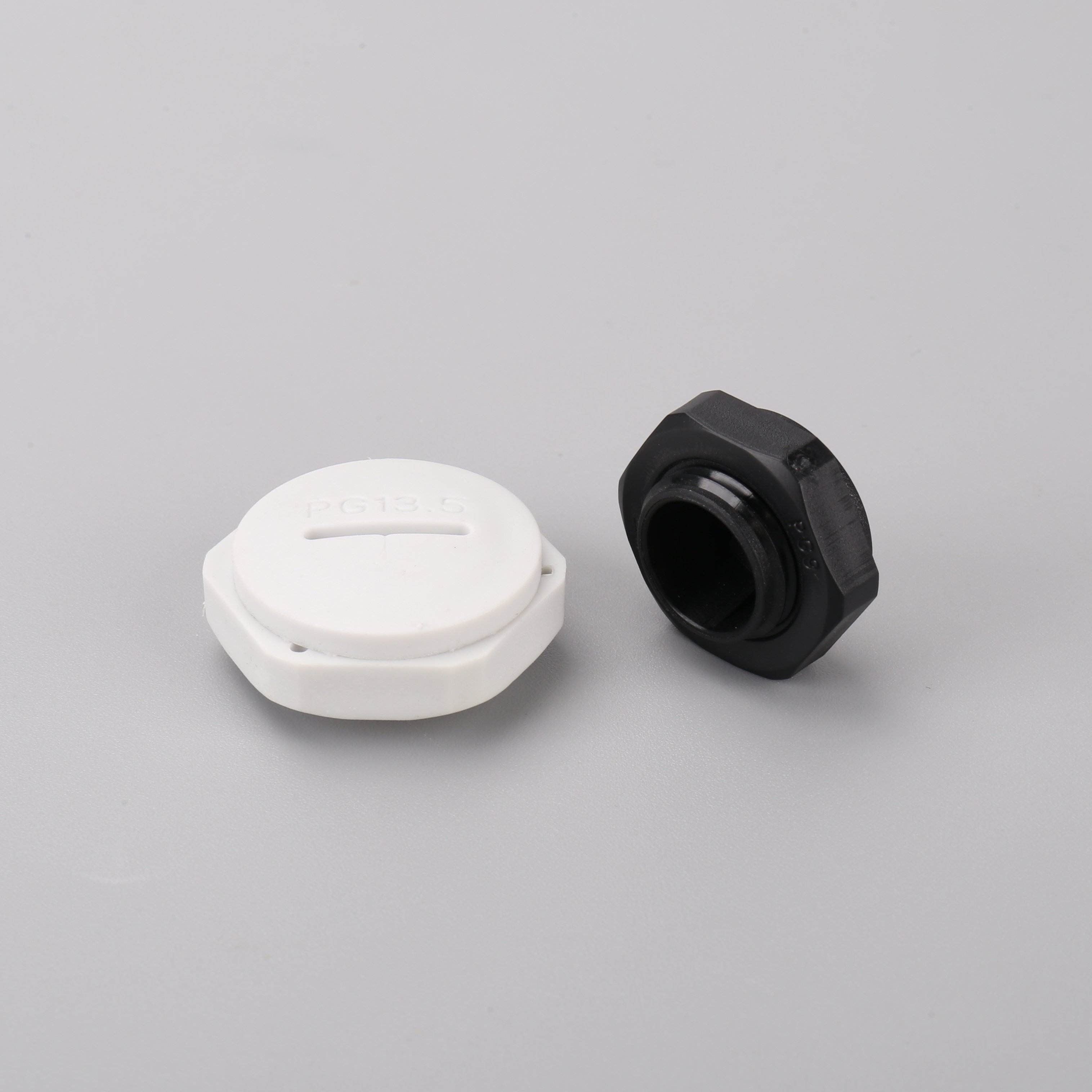 OUORO M32*1.5 plastic with thread tube end plugs