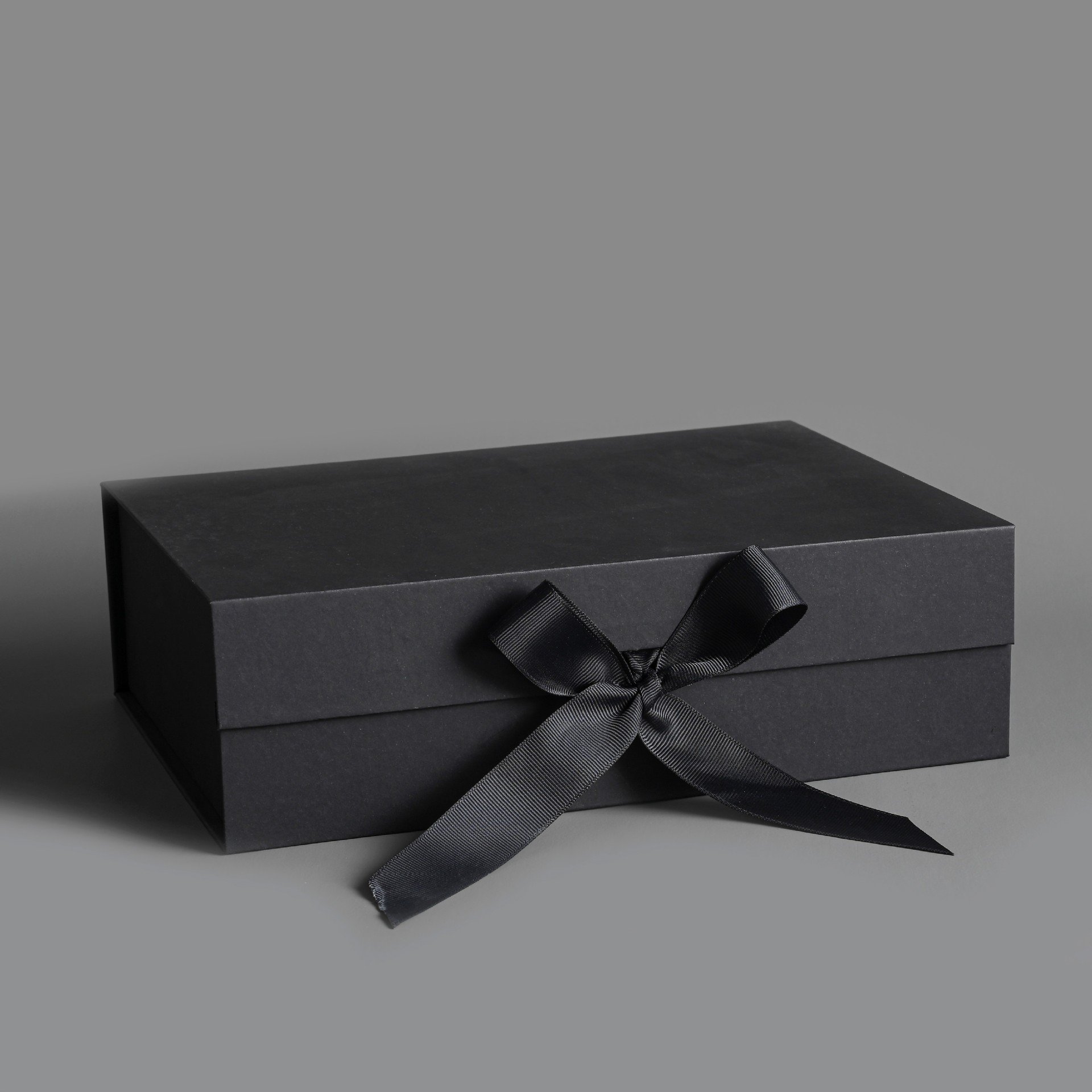 Ready to Ship Magnetic Box Fashion Folding Premium Paper Empty Birthday Collapsible Gift Box with Ribbon
