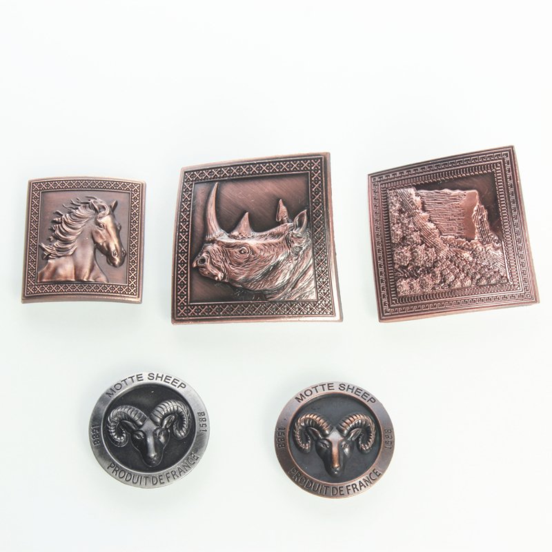 Luxury wholesale animal shape embossed logo zamac zinc alloy 3D metal aluminum label sticker for wine liquor whisky vodka bottle