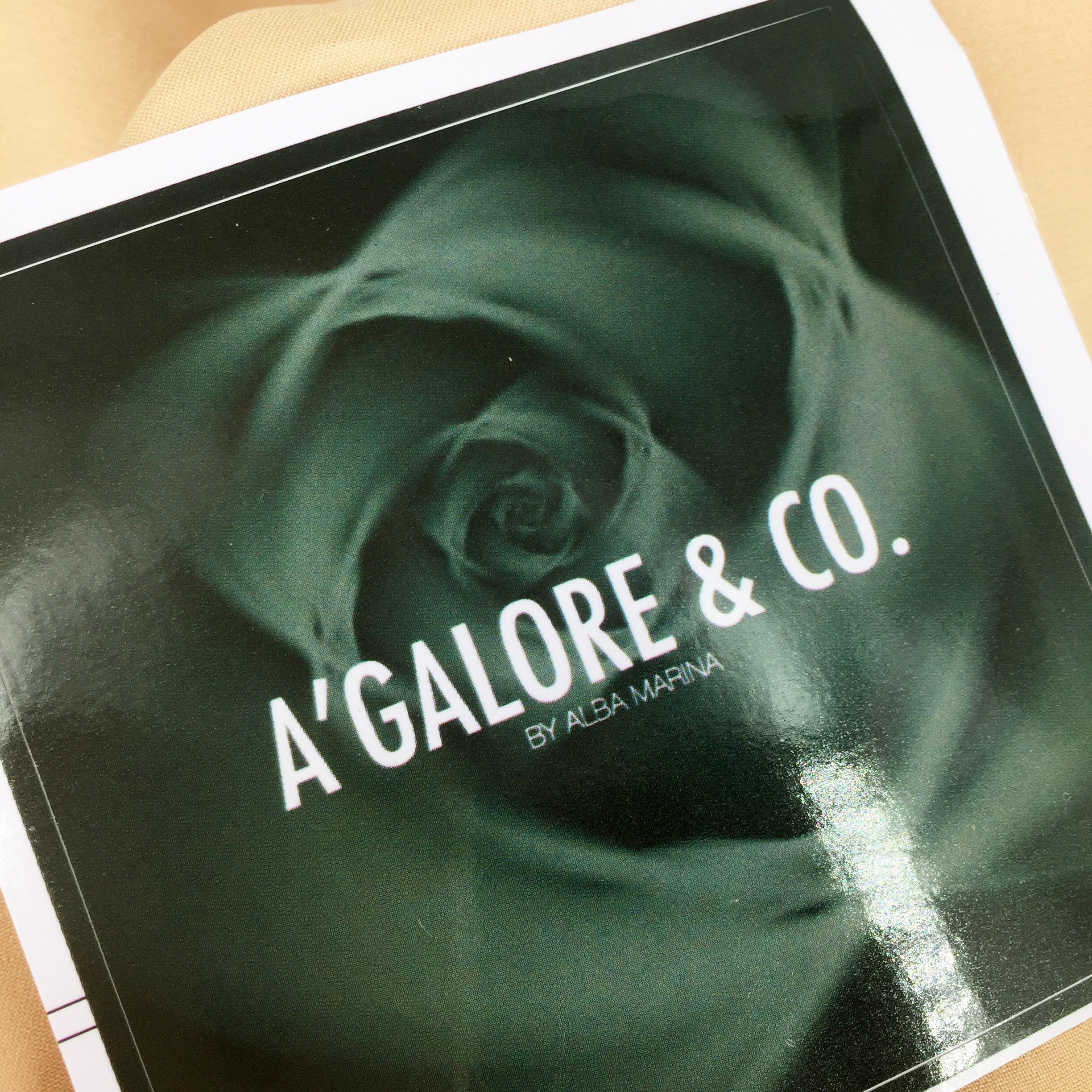 round shape luxury customized logo vinyl sticker with shiny gold foil logo printing waterproof packing labels